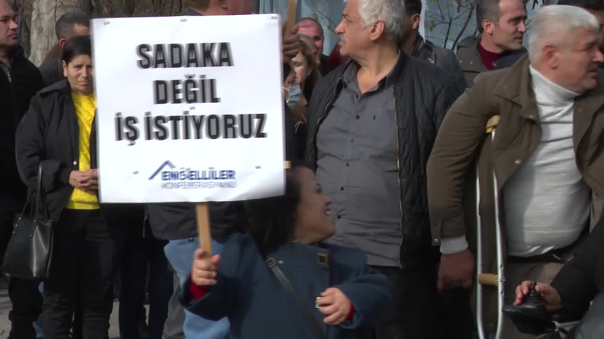 ENGELLİLER HAKLARI İÇİN YÜRÜDÜ: “ENGELLİLERE VERİLEN AYLIK SADECE BİN 124 LİRA. BİR ENGELLİ BİREY, BU PARAYLA SADECE 225 ADET EKMEK ALABİLİYOR”