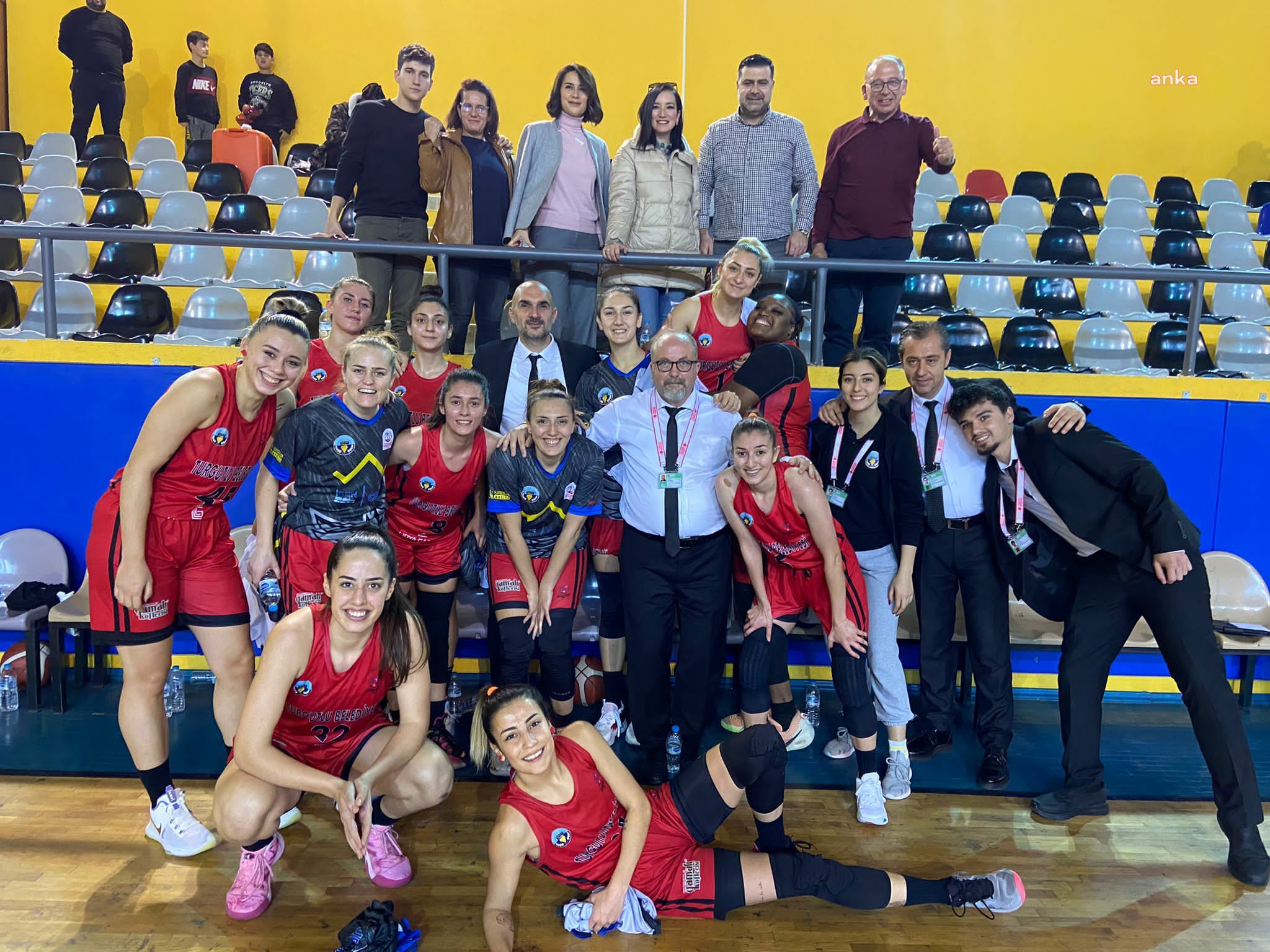 TURGUTLU’NUN KADIN BASKETBOL TAKIMI KARŞIYAKA’YA KARŞI GALİP GELDİ