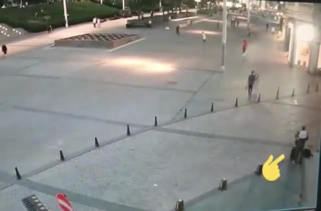 BEYOĞLU'NDA İNGİLİZ TURİSTİN ÇANTASINI KAPKAÇ YAPAN CEZAYİR UYRUKLU 2 KİŞİ YAKALANDI