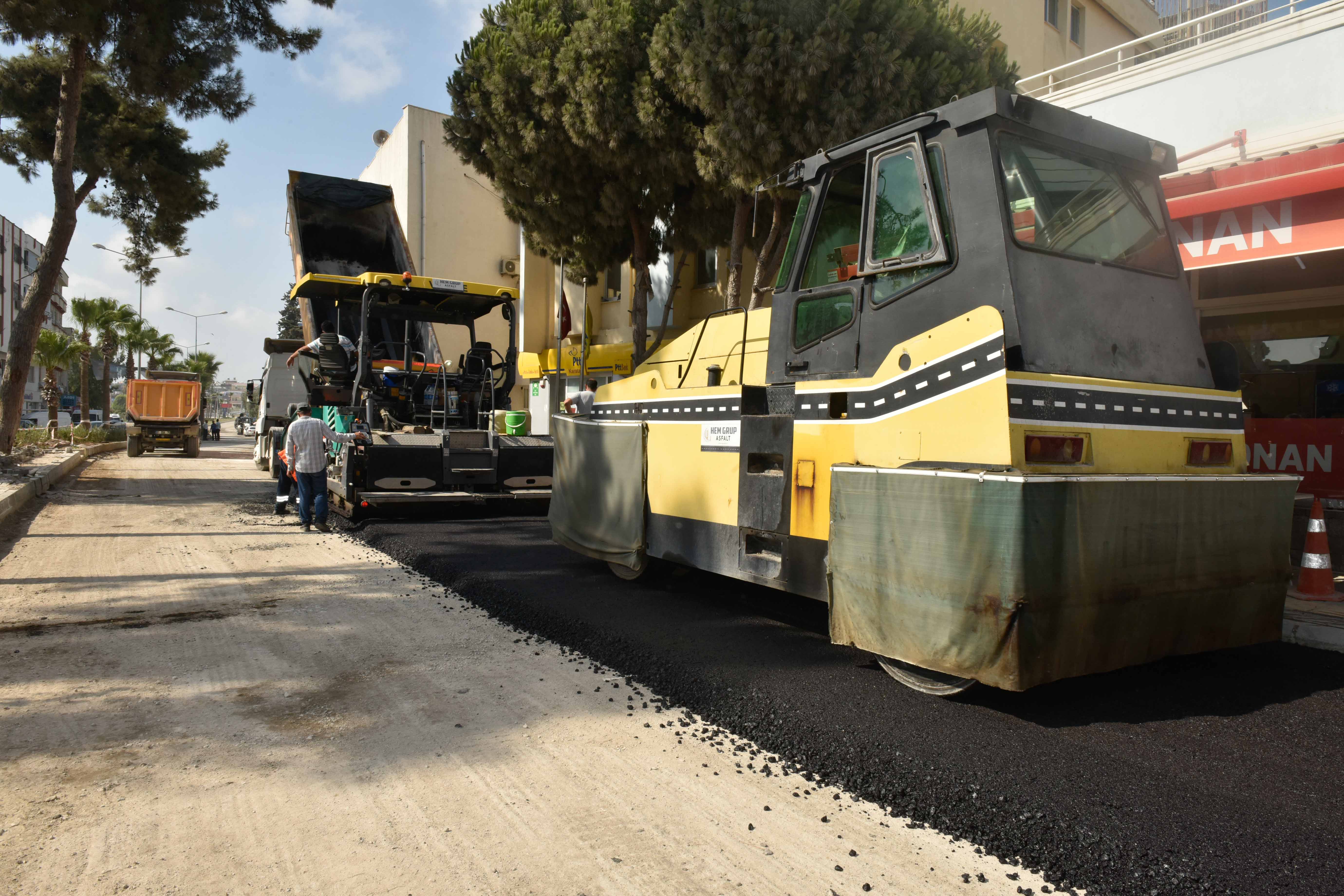ADANA BÜYÜKŞEHİR'DEN YÜREĞİR VE KARATAŞ'TA ASFALT ÇALIŞMASI