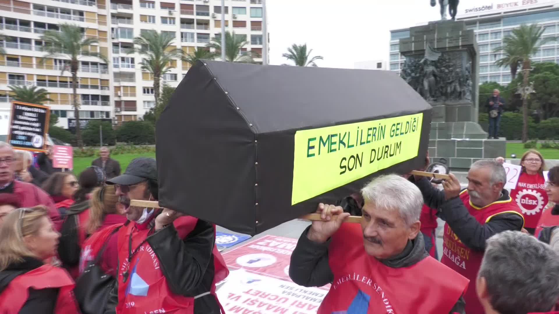 İZMİR'DE KEFEN GİYİP TABUT TAŞIYAN EMEKLİLER HÜKÜMETE TEPKİ GÖSTERDİ: "GEÇİNEMİYORUZ, BARINAMIYORUZ, YAŞAYAMIYORUZ"