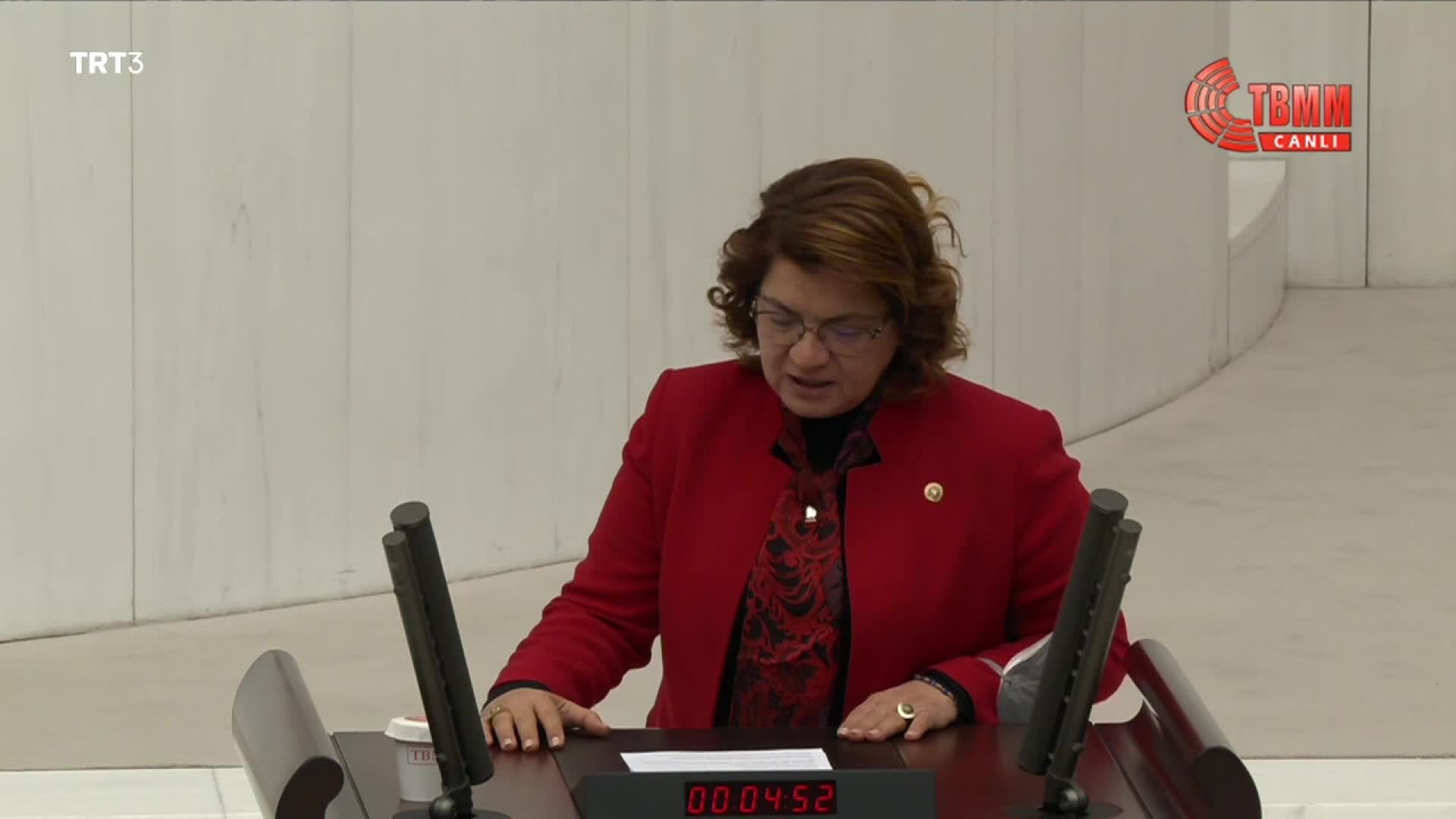 CHP'Lİ SUZAN ŞAHİN: “MEB İLE İŞ BİRLİĞİ YAPARAK ÇOCUKLARA BİR ÖĞÜN ÜCRETSİZ YEMEK VERMEK, SU SAĞLAMAK BU KADAR MI ZOR?”