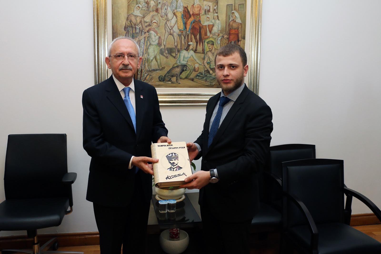 KILIÇDAROĞLU, GENÇ İMAM HATİPLİLERE KÜTÜPHANE YAPTIRIYOR
