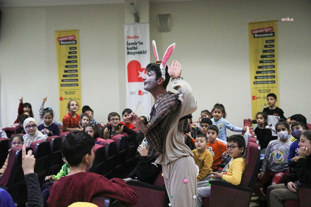 BAYRAKLILI ÇOCUKLAR TİYATRO FESTİVALİNDE DOYASIYA EĞLENDİ