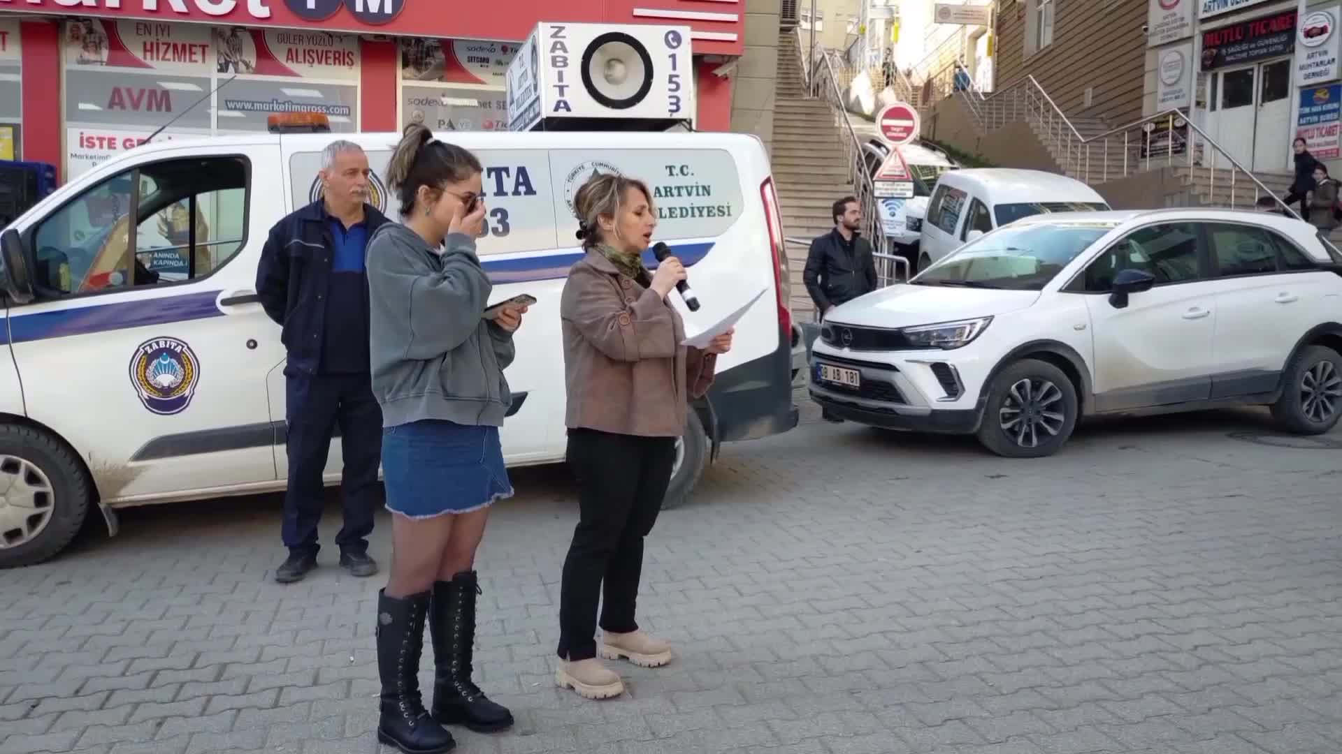 ARTVİN'DE KADINLAR TARİKATLARDA YAŞANAN ÇOCUK İSTASMARINI PROTESTO ETTİ