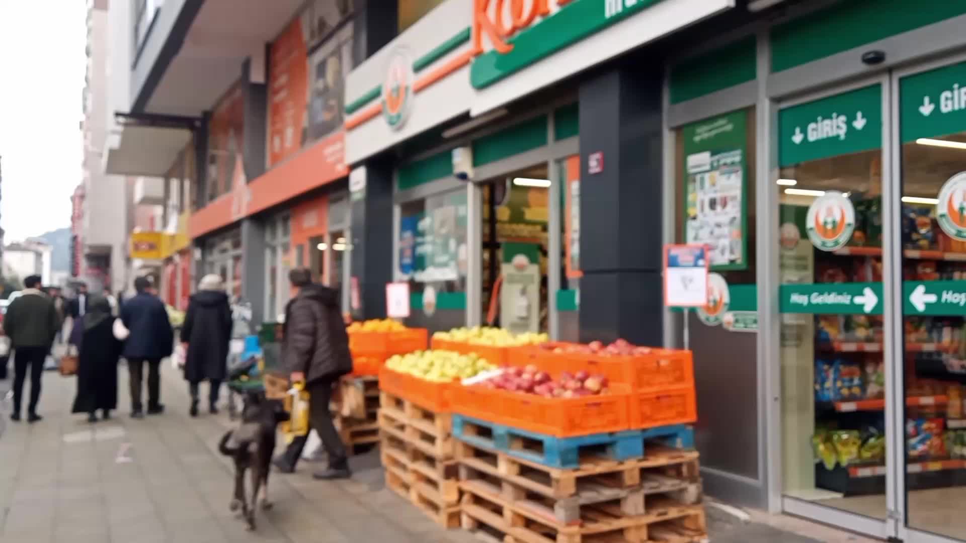 HOPA’DAN ALIŞVERİŞ YAPAN ÖZBEK VATANDAŞ: “TÜRKİYE ÇOK UCUZ VE GÜZEL”