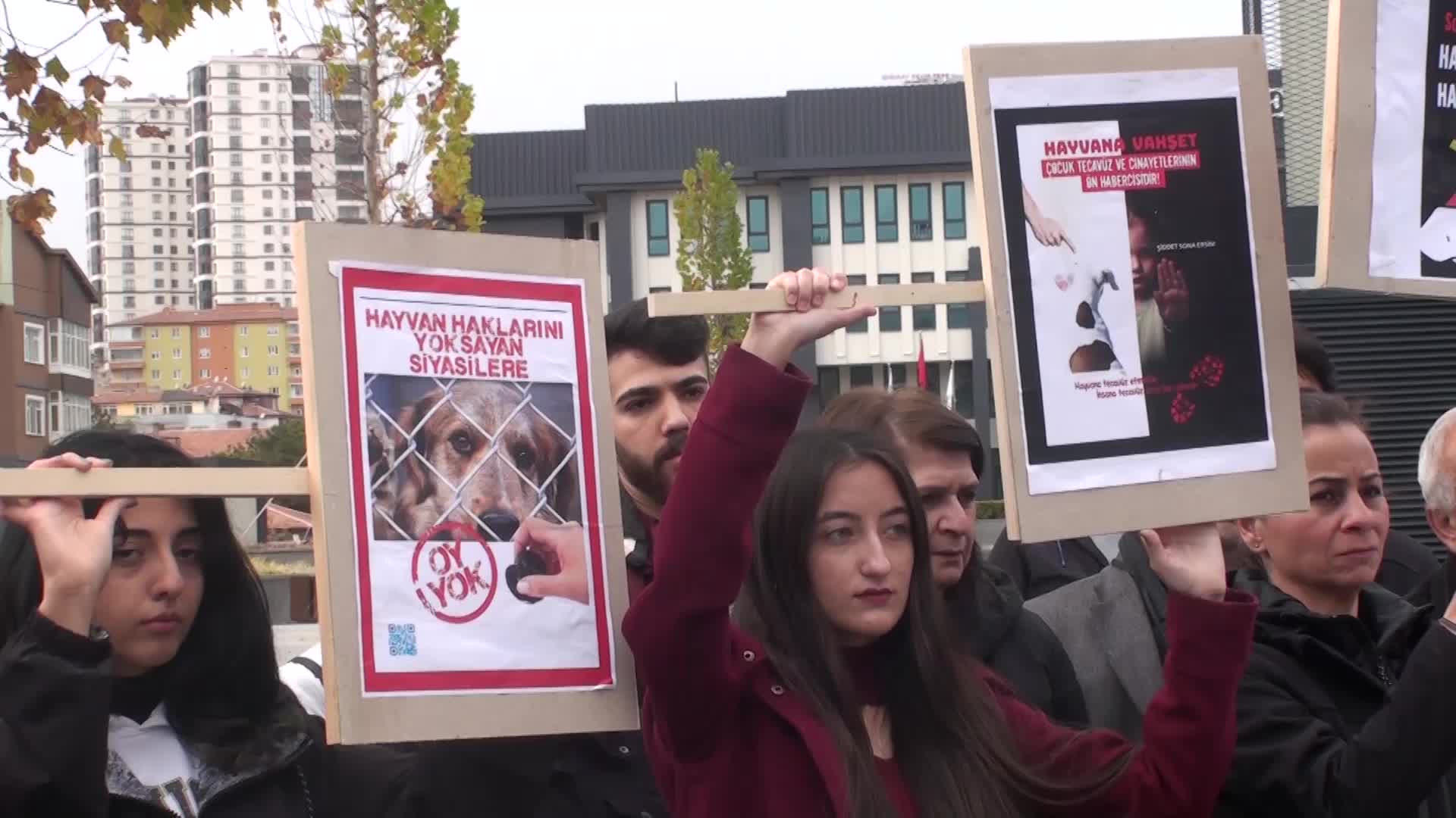 HAYVAN YAŞAM HAKLARI SAVUNUCULARINDAN PROTESTO