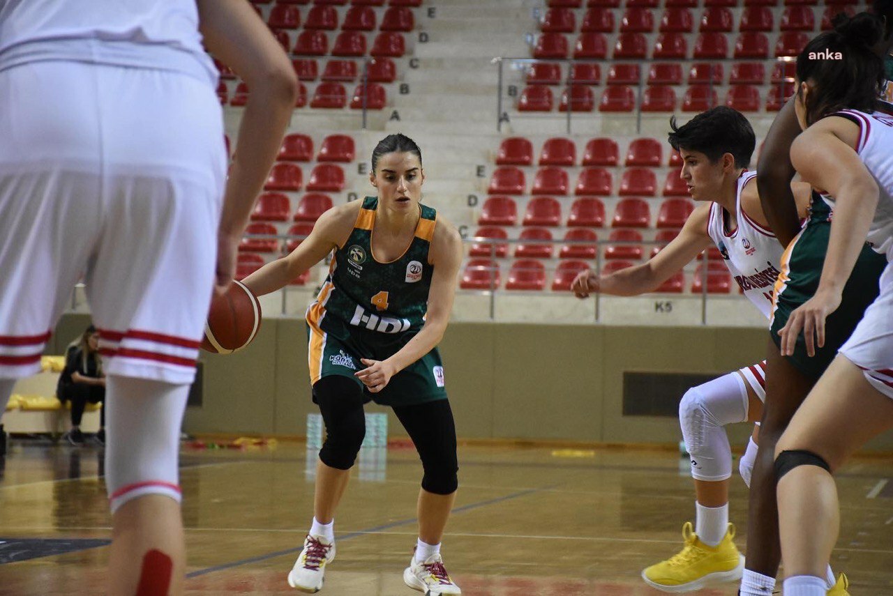 EDREMİT BELEDİYESİ'NİN KADIN BASKETBOL TAKIMI YALOVA'DAN GALİBİYETLE DÖNDÜ