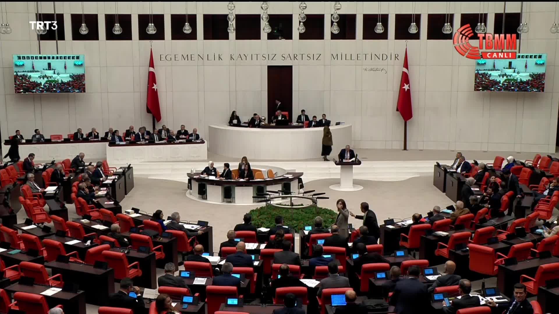 TAHSİN TARHAN TBMM GENEL KURULU’NDA SUSTU VE ÜZERİNDE SORULARIN YAZDIĞI DÖVİZLERLE BAKAN VARANK’I PROTESTO ETTİ