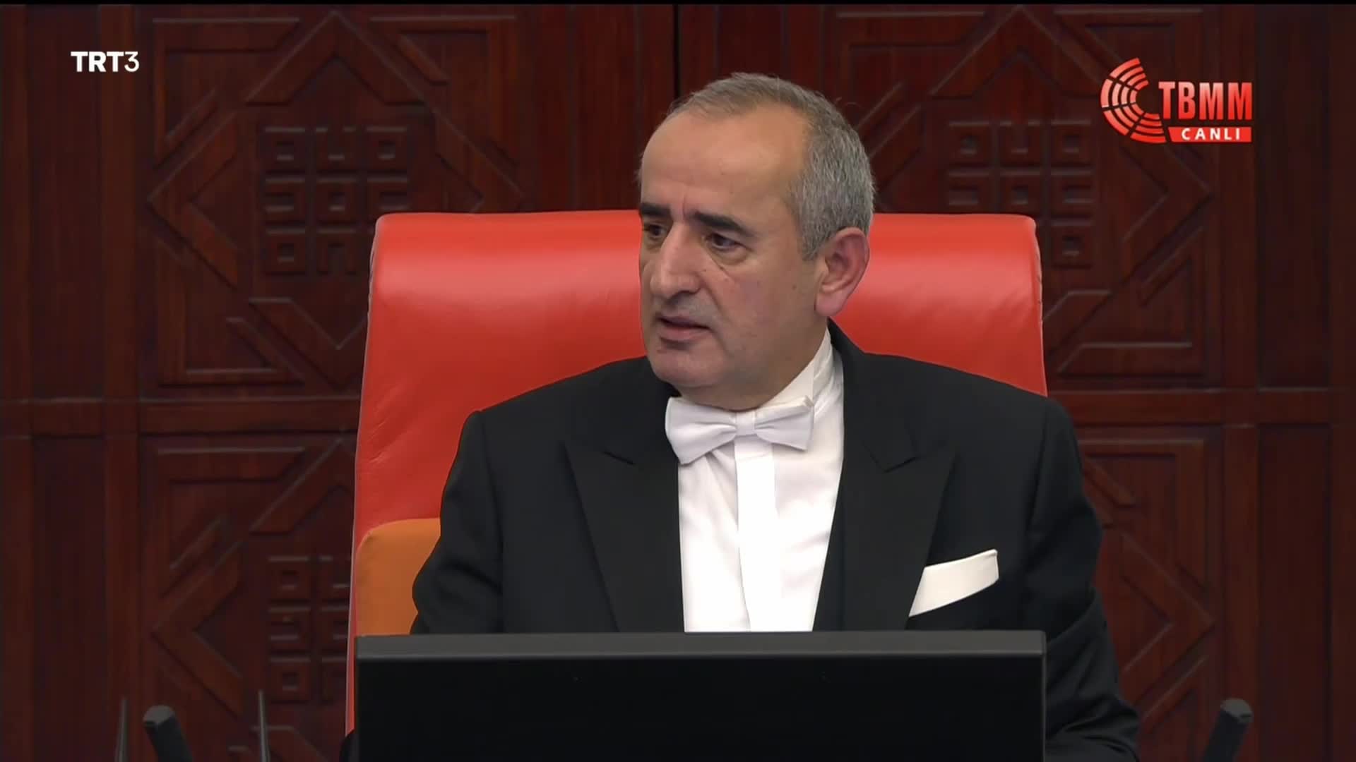 ÖZGÜR ÖZEL'DEN BAKAN VARANK'A: "TOGG KONUSUNDA ÇOK İSTİSMARCI BİR TUTUMUNUZ VAR"
