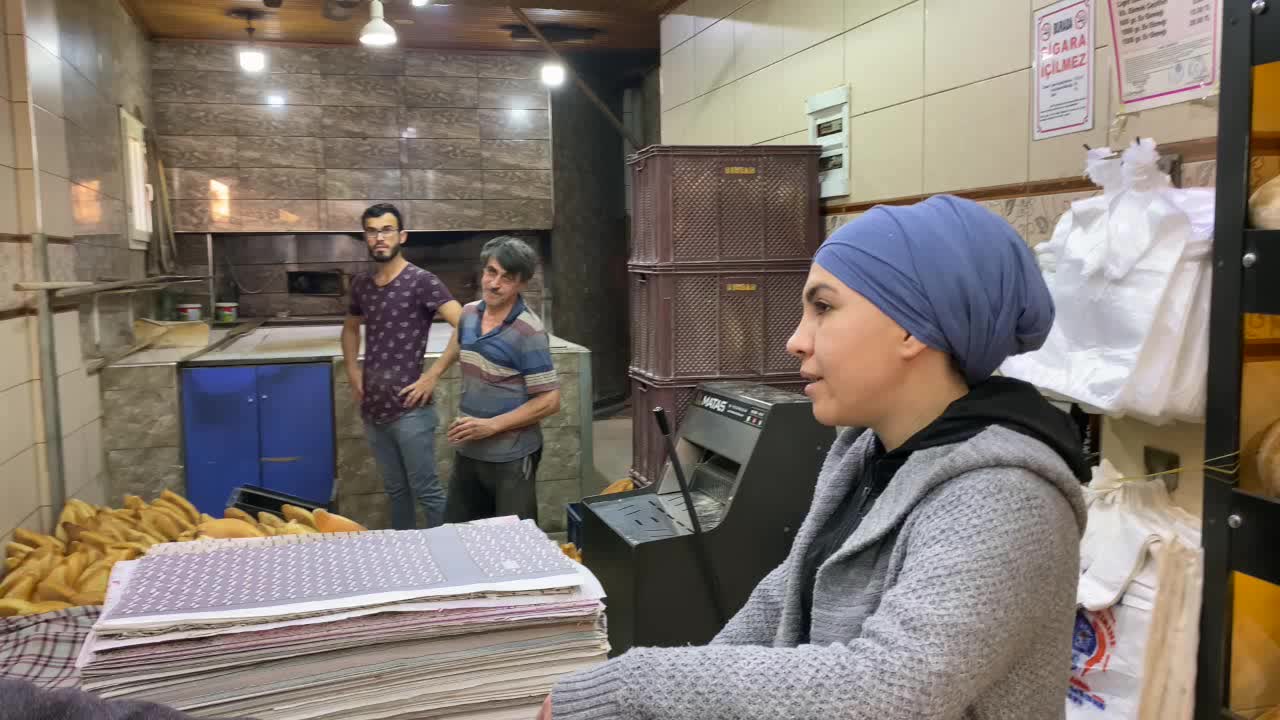 MANİSALI FIRINCI: "ÇOCUKLARIN BESLENMESİNE KOYMAK İÇİN BAYAT SİMİT ALIYORLAR"