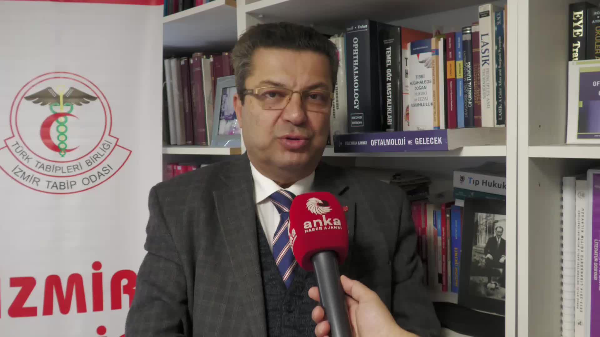 İZMİR'DE ACİL SERVİSTE BİR GÜNDE 973 HASTAYA BAKAN İKİ DOKTORDAN BİRİ KALP KRİZİ GEÇİRDİ. İZMİR TABİP ODASI BAŞKANI KAYNAK: "HASTA HEKİMİN ÖNÜNE GELİP 20 DAKİKA DIŞARI ÇIKMAMALIDIR. BU SİVİL İTAATSİZLİK BAŞLANGICI OLABİLİR"