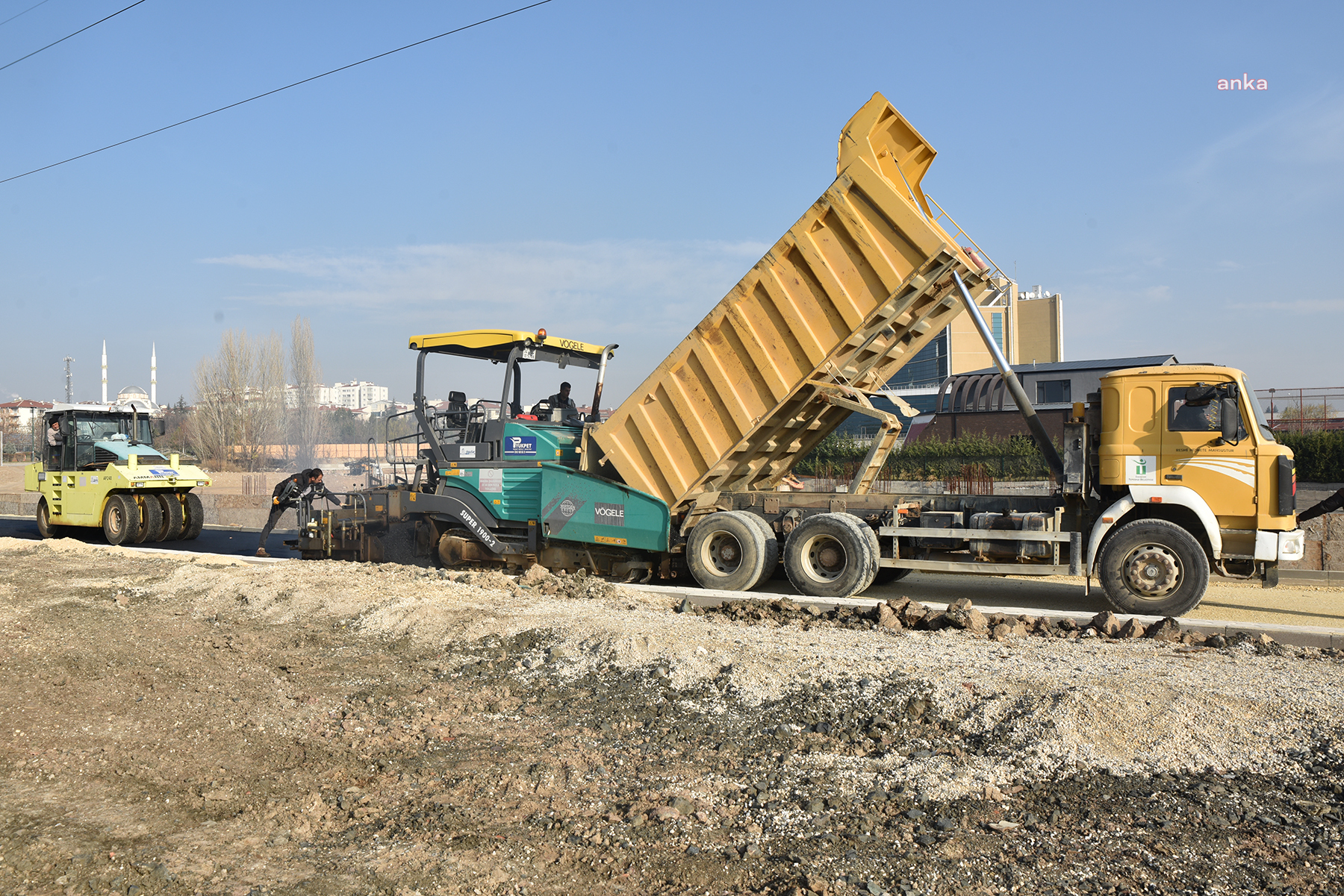 TEPEBAŞI BELEDİYESİ EKİPLERİ KENTTE ÜSTYAPI ÇALIŞMALARINA DEVAM EDİYOR