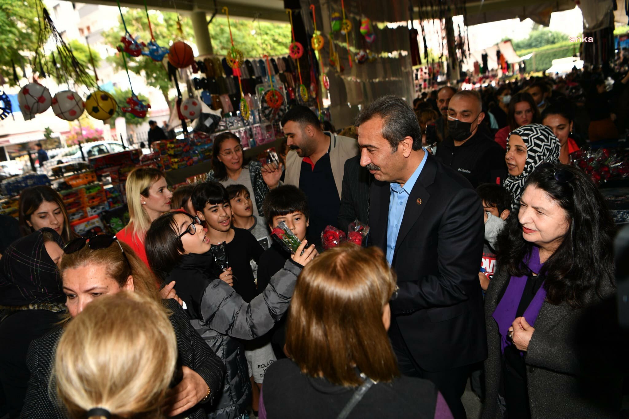 ÇUKUROVA BELEDİYE BAŞKANI ÇETİN, SOSYETE PAZARINI ZİYARET ETTİ