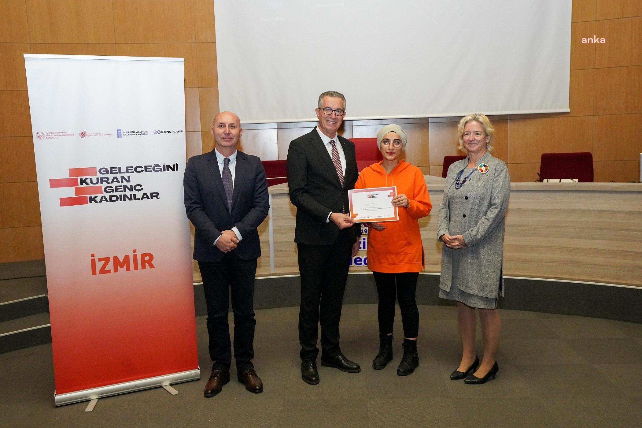 GAZİEMİR'DE GELECEĞİNİ KURAN GENÇ KADINLAR İÇİN ÖZEL EĞİTİM