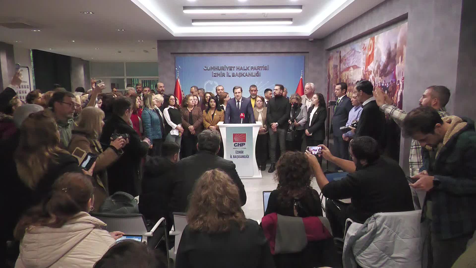 CHP İZMİR'DEN "6 YAŞINDA ÇOCUĞA CİNSEL İSTİSMAR" PROTESTOSU. DENİZ YÜCEL: "AİLE VE SOSYAL HİZMETLER BAKANI'NIN O KOLTUĞU BİR GÜN BİLE İŞGAL ETMESİ TÜRK MİLLETİNE HAKARETTİR"
