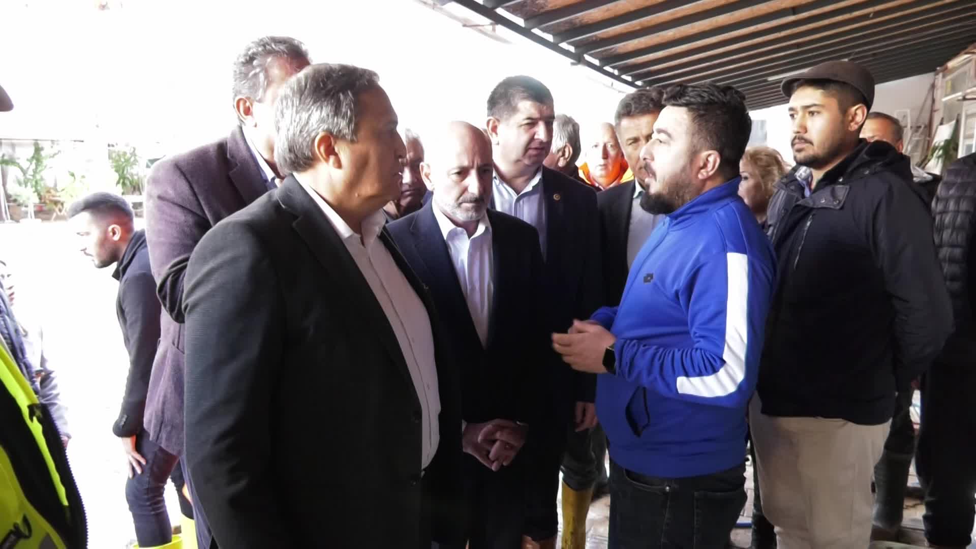 CHP HEYETİ SELDEN ETKİLENEN KUMLUCA’DA ESNAFI VE YURTTAŞI ZİYARET ETTİ. SEL MAĞDURU KADIN: “NE YORGANIM NE EŞYAM KALDI, SEBZEM ZATEN BİTTİ”