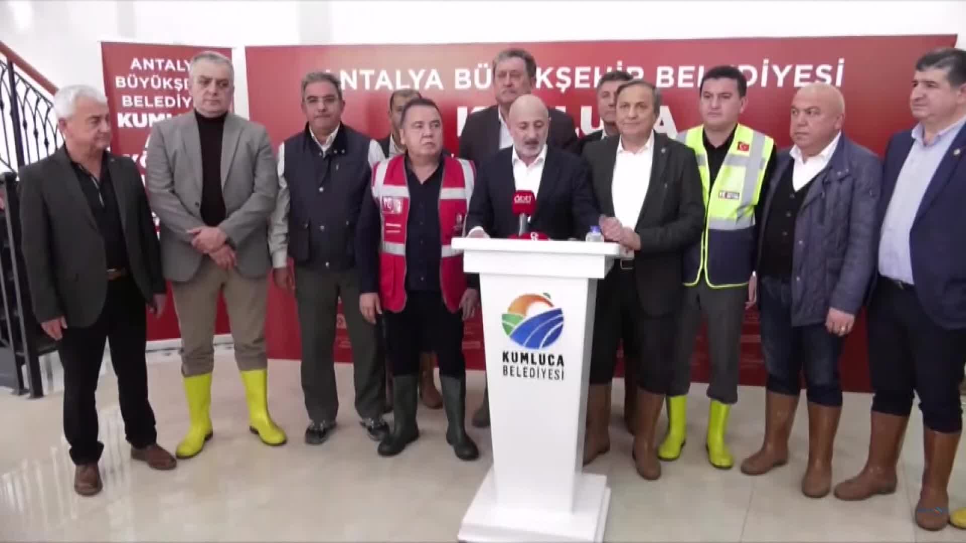 CHP HEYETİ SEL AFETİNİN YAŞANDIĞI KUMLUCA’DA: "İKLİM KRİZİYLE MÜCADELE BAKANLIĞIN ADINI ÇEVRE ŞEHİRCİLİK VE İKLİM DEĞİŞİKLİ BAKANLIĞI OLARAK DEĞİŞTİRMEKLE OLMUYOR"