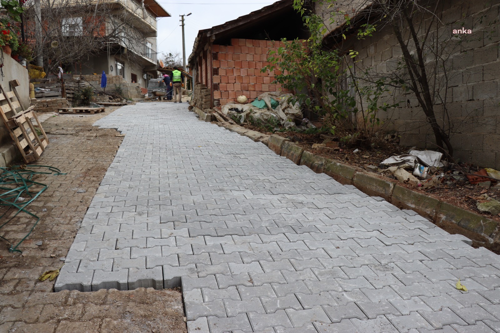 İZMİT BELEDİYESİ'NDEN DURHASAN MAHALLESİ'NDE YOL YENİLEME ÇALIŞMASI