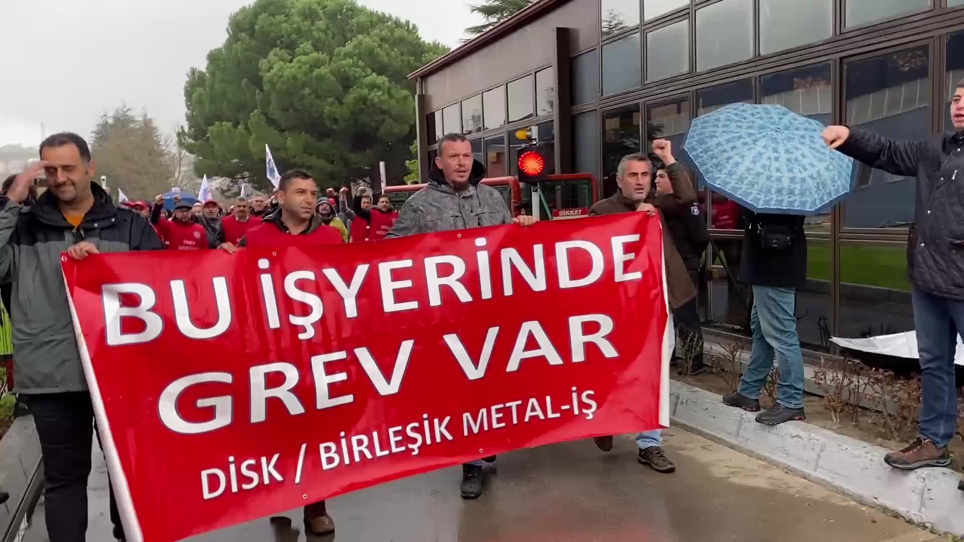 BEKAERT İŞÇİSİ ERTELEME KARARINA RAĞMEN GREVDE: "YASAĞI BAŞINIZA ÇALIYORUZ"