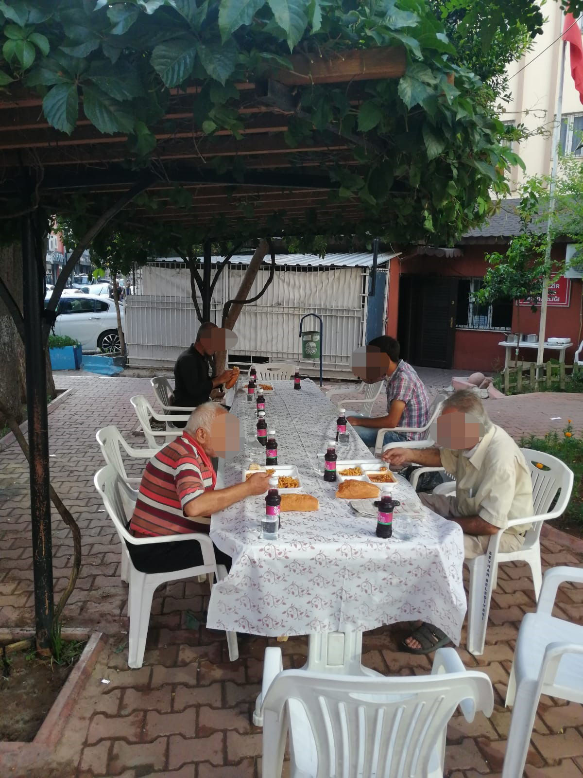 SEYHAN’DA YOKSUL VE KİMSESİZLERE SICAK YEMEK