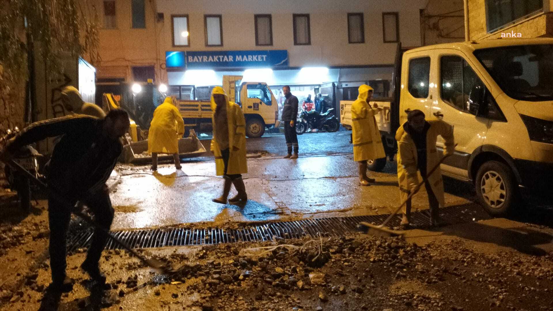 KUŞADASI BELEDİYESİ EKİPLERİNDEN ŞİDDETLİ YAĞIŞLAR SONRASI YOĞUN MESAİ