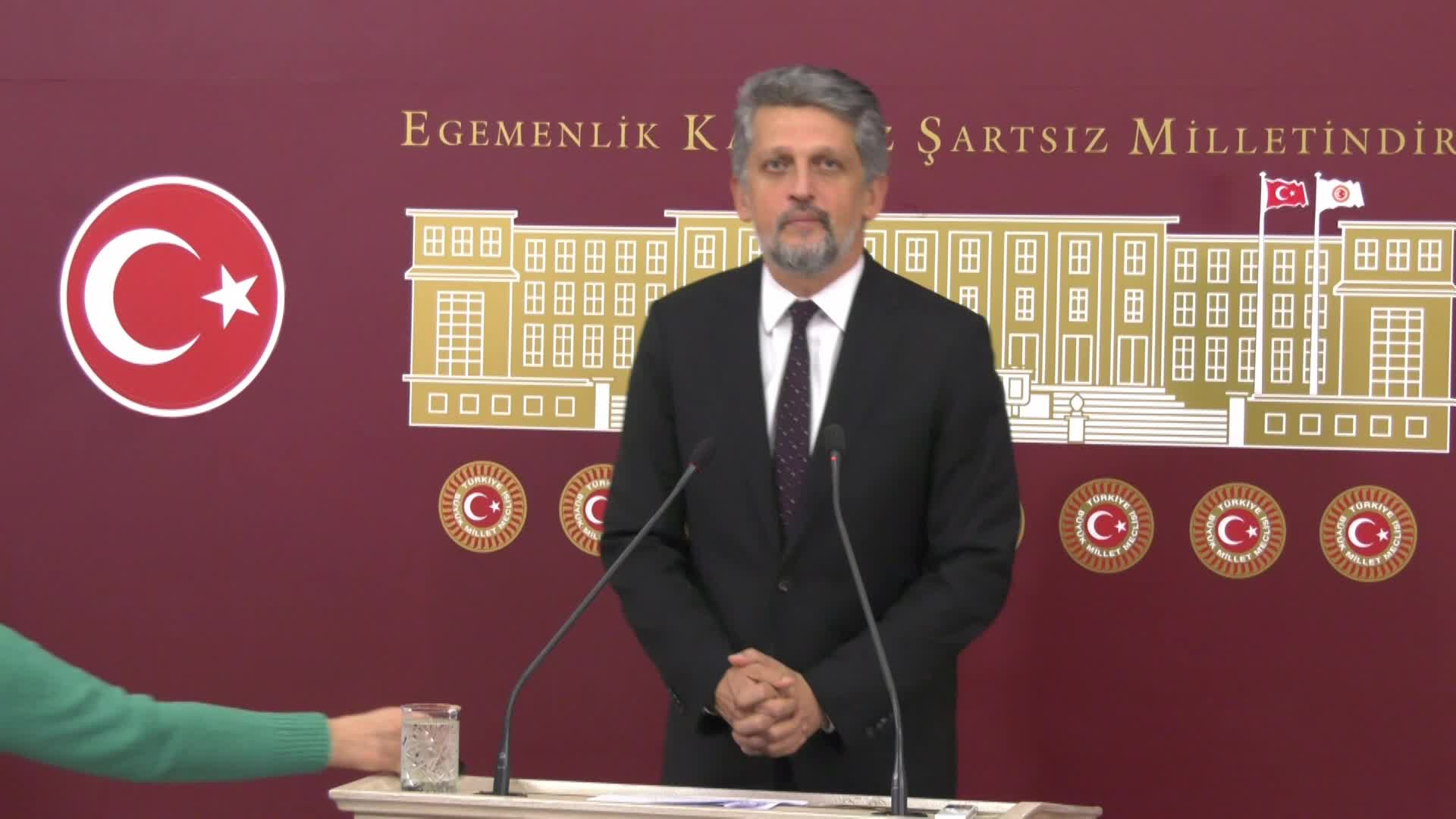 GARO PAYLAN, KYK BORÇLARINDA FAİZ YERİNE GECİKME ZAMMI UYGULANDIĞINI AÇIKLADI: "YA CUMHURBAŞKANI KHK BORÇLUSU GENÇLERİ KANDIRDI YA DA YENİDEN CUMHURBAŞKANI'NI KANDIRDILAR"