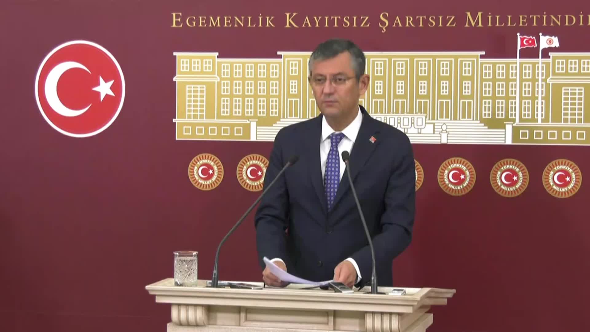 ÖZGÜR ÖZEL’DEN BAKAN BOZDAĞ’A: “SEDEF KABAŞ’LA, SEZEN AKSU’YLA, GÜLŞEN’LE İLGİLİ SANİYESİNDE EN SERT TWEETLERİ ATAN SEN DEĞİL MİSİN KARDEŞİM”