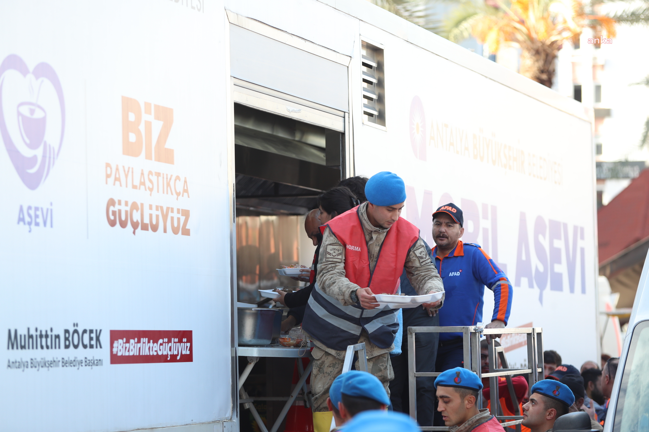 ANTALYA BÜYÜKŞEHİR, SEL FELAKETİNİN İZLERİNİ SİLMEK İÇİN ÇALIŞMALARA DEVAM EDİYOR