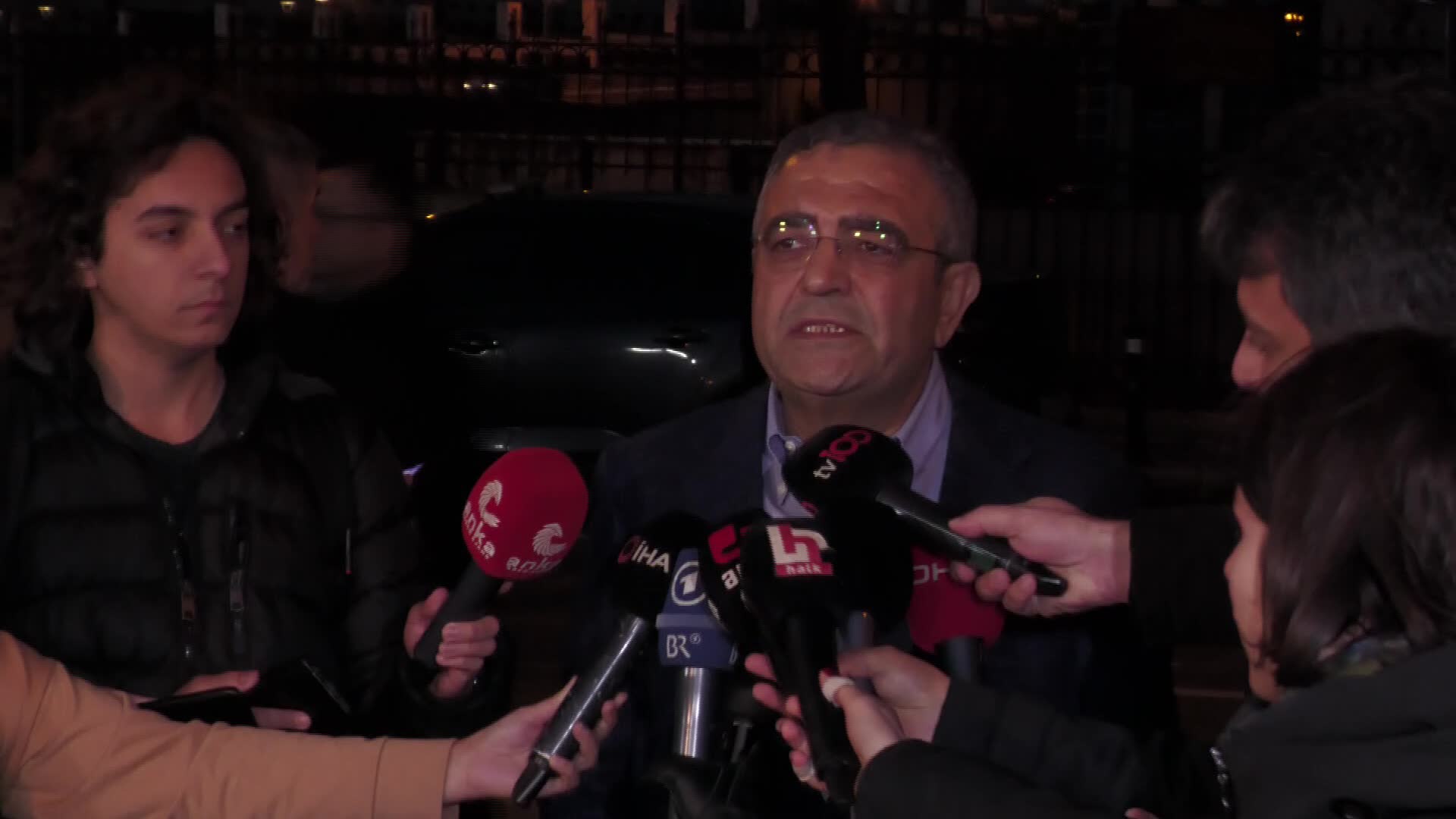 İMAMOĞLU DAVASI… SEZGİN TANRIKULU: “BU BİR HUKUKİ KARAR DEĞİLDİR. SİYASETİN İSTEMİ ÜZERİNE BURADA ŞEKİLLENDİRİLMİŞ BİR KARARDIR”