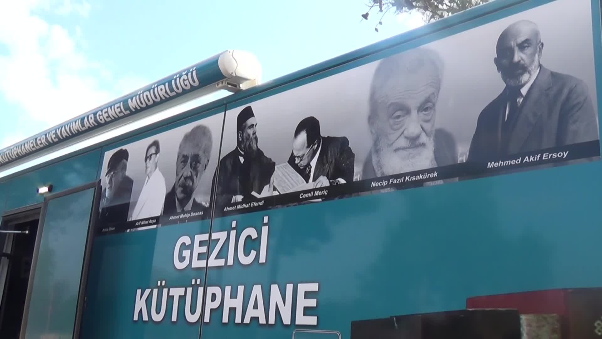 KÜLTÜR VE TURİZM BAKANLIĞI'NIN OSMANİYE MÜDÜRLÜĞÜ'NE TAHSİS ETTİĞİ GEZİCİ KÜTÜPHANEDE YAŞAR KEMAL'İN İSİM VE FOTOĞRAFININ OLMAMASINA TEPKİ
