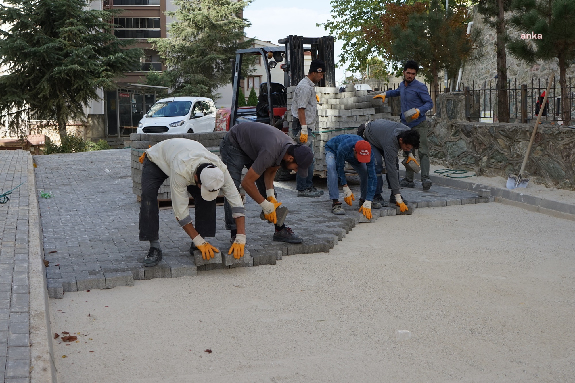 GEMLİK BELEDİYESİ’NDEN CUMHURİYET MAHALLESİ’NDE PARKE TAŞI ÇALIŞMASI