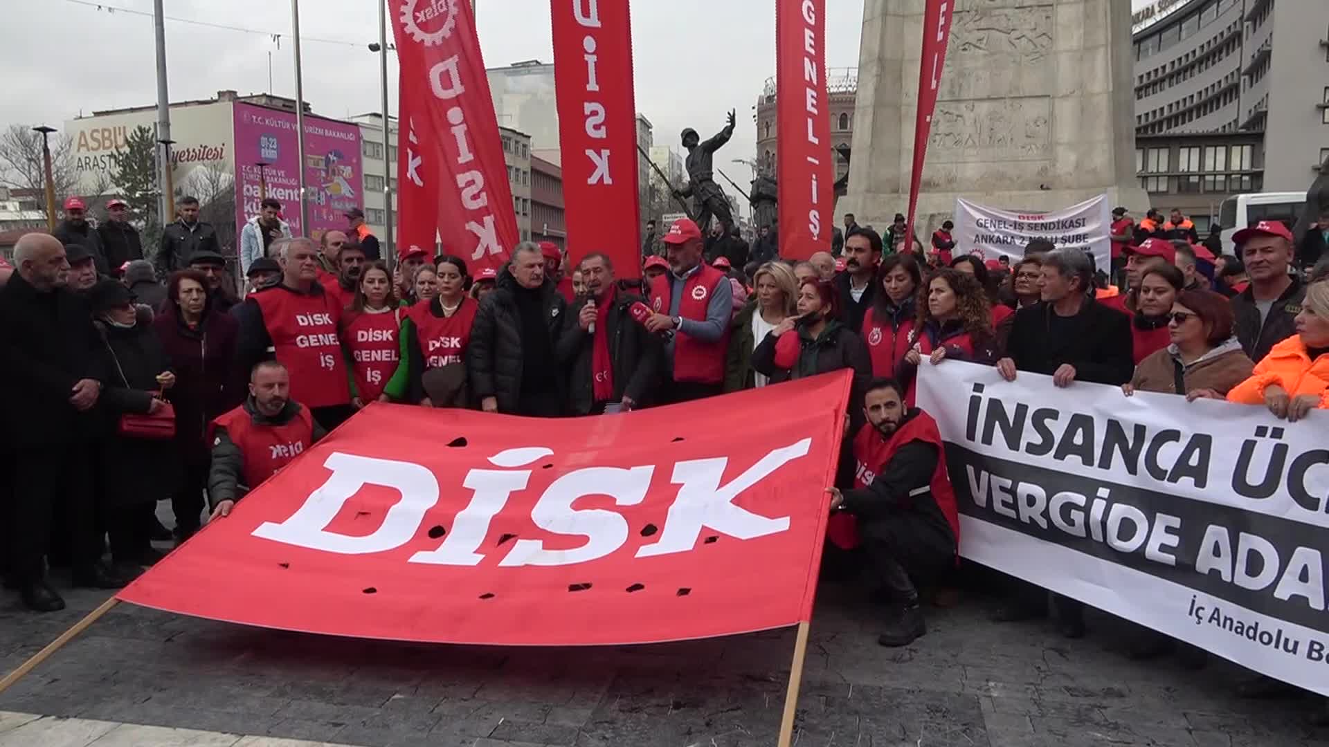 DİSK'TEN "VERGİDE ADALET" PROTESTOSU: "İŞÇİLERİN GELİRLERİNDEN ÖDEDİKLERİ VERGİLERİN PATRONLARLA EŞİT ORANDA ALINMASI ADALETSİZLİKTİR"