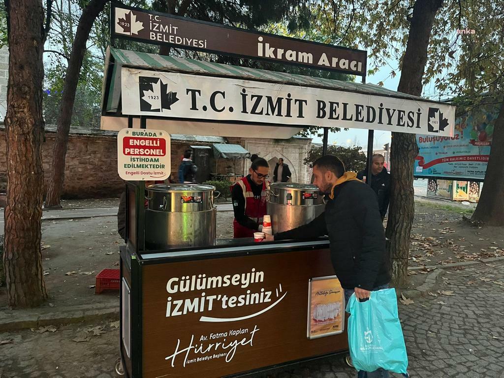 İZMİT BELEDİYESİ'NDEN MOBİL İKRAM ARAÇLARI İLE SICAK ÇORBA DAĞITIMI