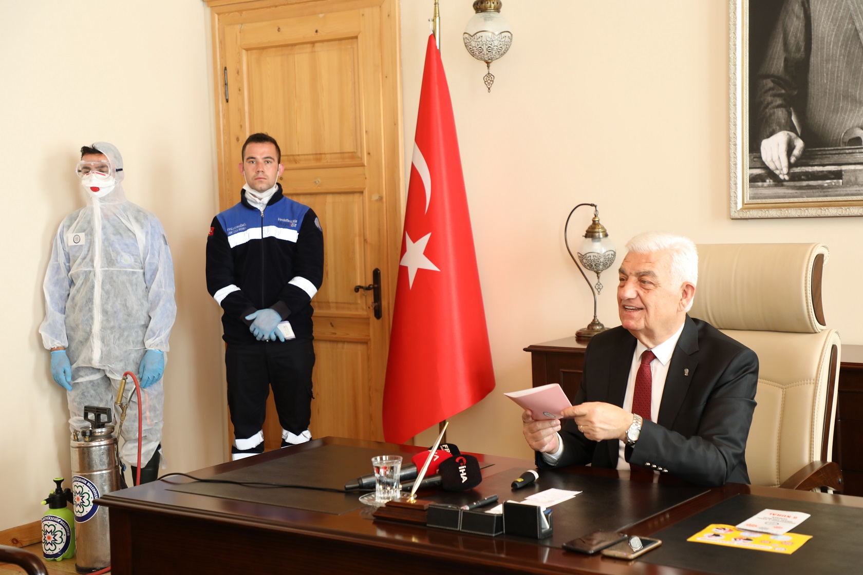 ‘YUNANİSTAN’A GİTMEK İSTEYENLERİ BELEDİYE TAŞIDI’