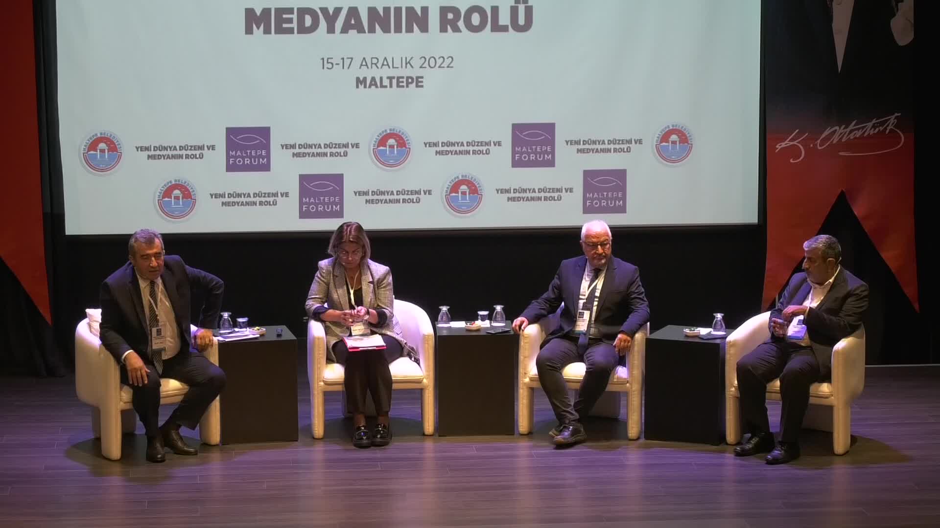 “YENİ DÜNYA DÜZENİ VE MEDYANIN ROLÜ” FORUMU… ADNAN BULUT: “TÜRKİYE HİÇBİR DÖNEMİNDE BÖYLE BİR KİNDAR DÖNEM, BÖYLE BİR ZORBALIK YAŞAMAMIŞTIR”