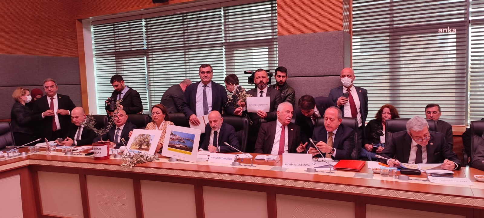 BURAK ERBAY'DAN ÖNERGE İLE 200 MİLYARLIK BORÇLANMAYA TEPKİ: "CUMHURİYET TARİHİNİN EN BÜYÜK KAPKAÇ OLAYINI YAŞADIK"