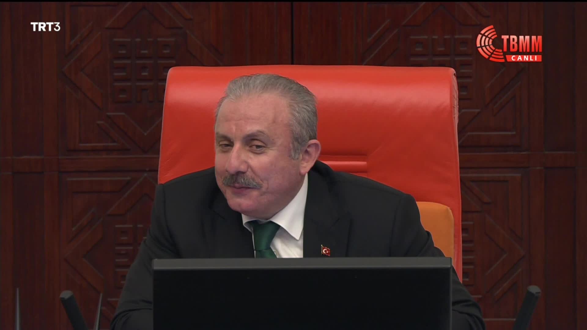 CHP’Lİ ENGİN ALTAY’DAN AKP’Lİ AKBAŞOĞLU’NA: "'HEDEFE ULAŞMAK İÇİN PAPAZ ELBİSESİ GİYERİM' DİYEN ZİHNİYETİN MENSUPLARISINIZ"