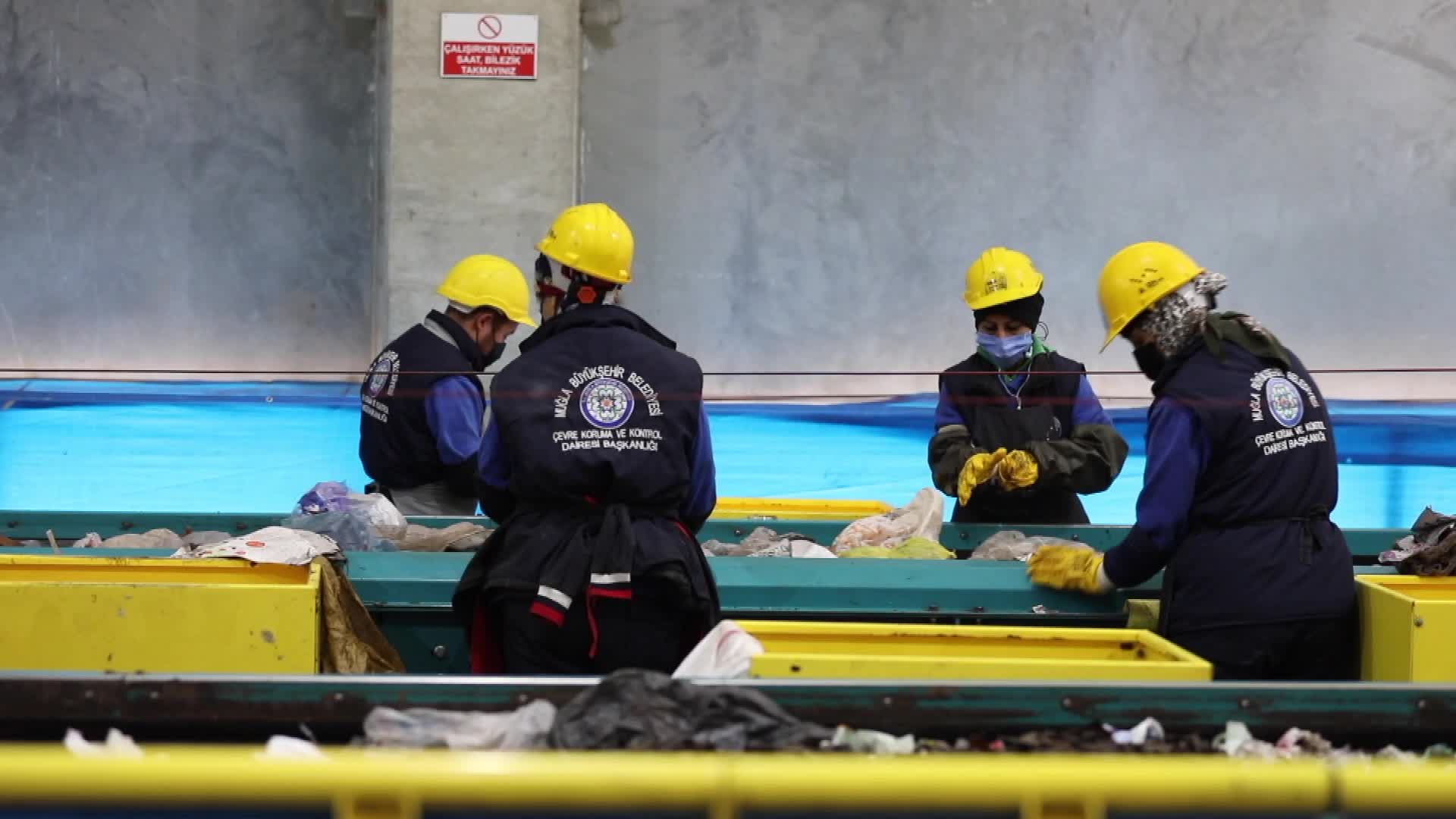 MUĞLA BÜYÜKŞEHİR'İN KATI ATIK DEPOLAMA TESİSİ'NDE GÜNDE 180 TON EVSEL ATIK AYRIŞTIRILIYOR