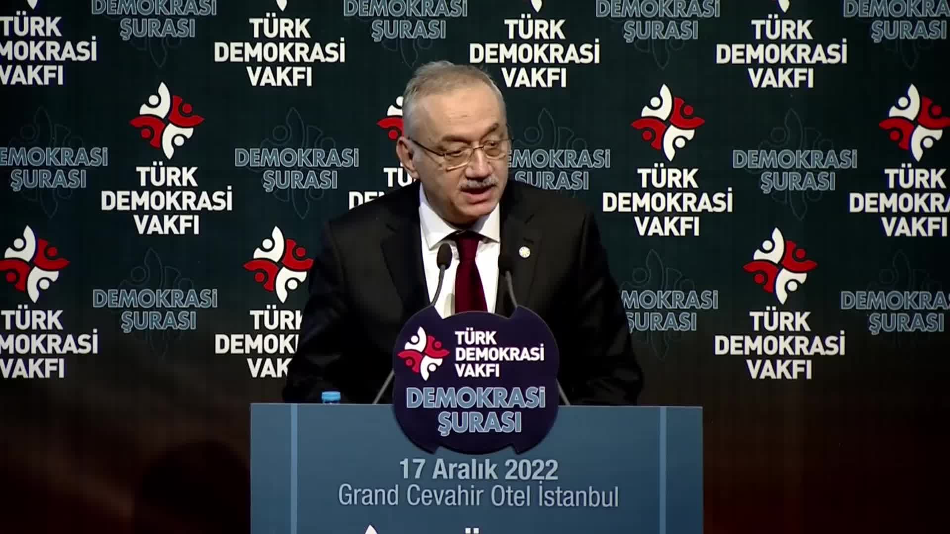 TÜRK DEMOKRASİ VAKFI’NIN DÜZENLEDİĞİ DEMOKRASİ ŞURASI… TATLIOĞLU: “O GÜNÜN MAĞDURLARINI BUGÜN O ZULMÜ ALKIŞLAYANLAR OLARAK GÖRMEK ÜZÜCÜ"