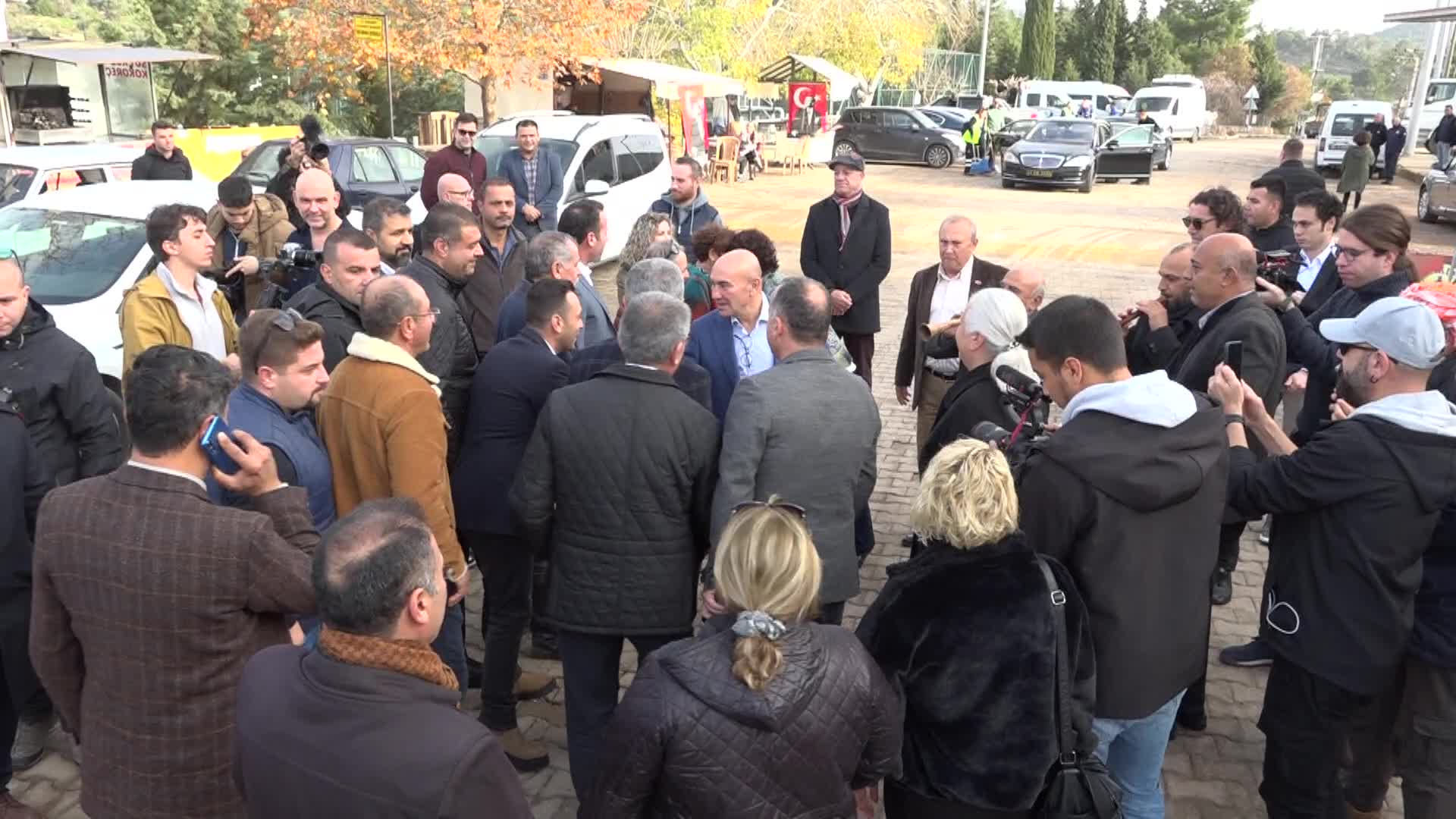 İZMİR'DE "ZEYTİNE SADAKAT" BULUŞMASI. TUNÇ SOYER: "'DİRENÇ GÖSTERMEZSEK ZEYTİNLİKLER MADENE AÇILIR MI' DİYE UĞRAŞIP DURUYORLAR. BİZ BUNA İZİN VERMEYECEĞİZ"