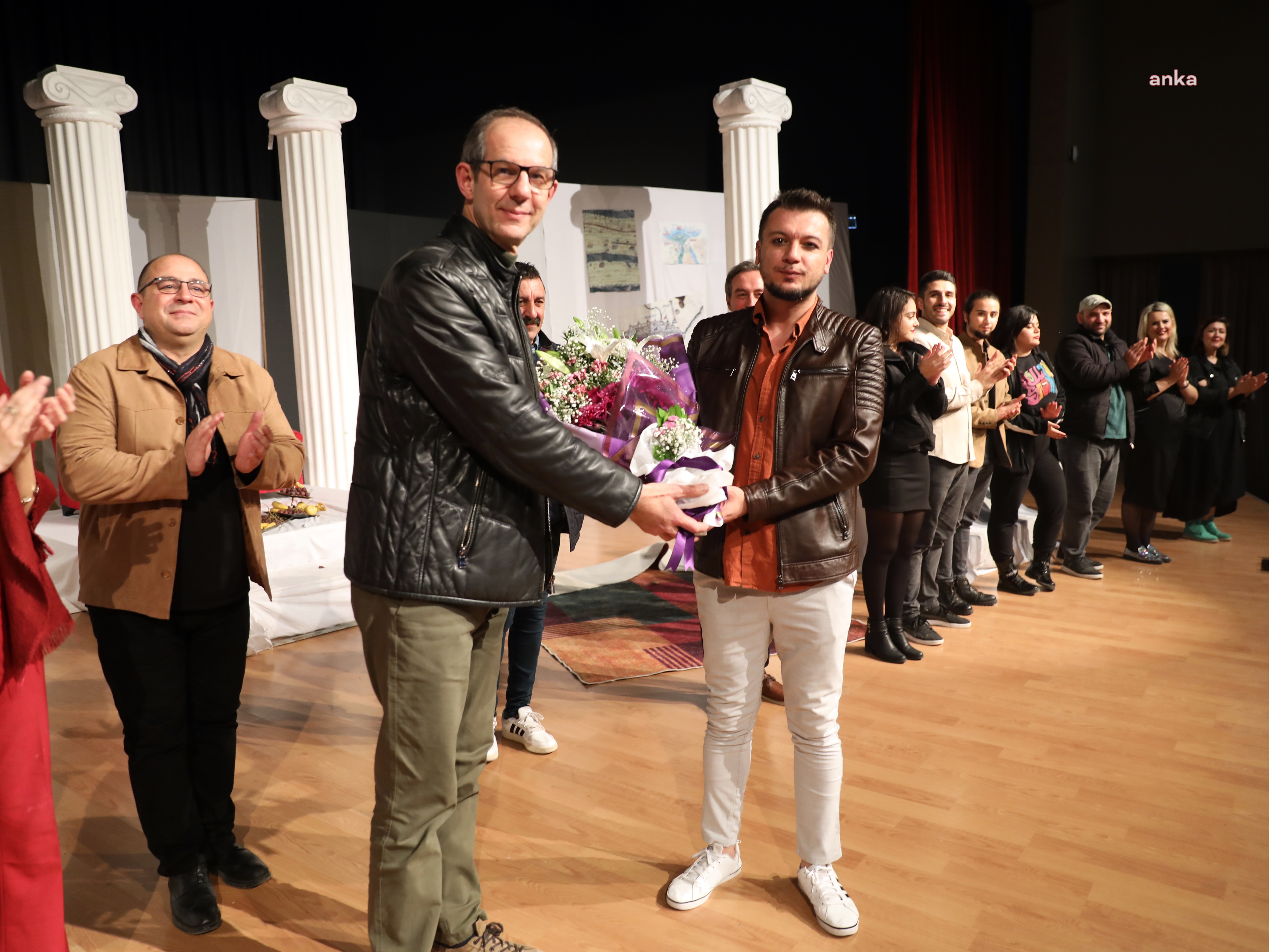 ‘PERDE ARKASI’ OYUNU, ÇERKEZKÖYLÜ TİYATROSEVERLERLE BULUŞTU