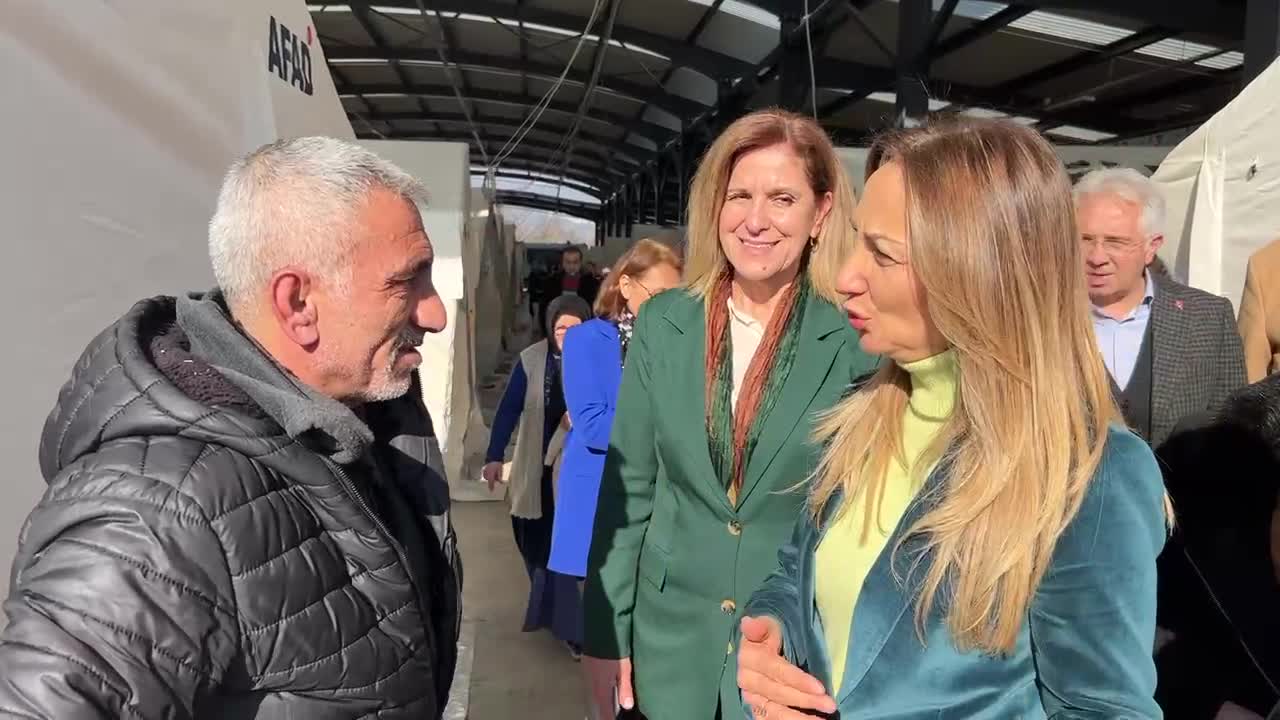 AYLİN NAZLIAKA, DÜZCE DEPREMİNDEN ETKİLENEN VATANDAŞLARI ÇADIRKENTTE ZİYARET ETTİ
