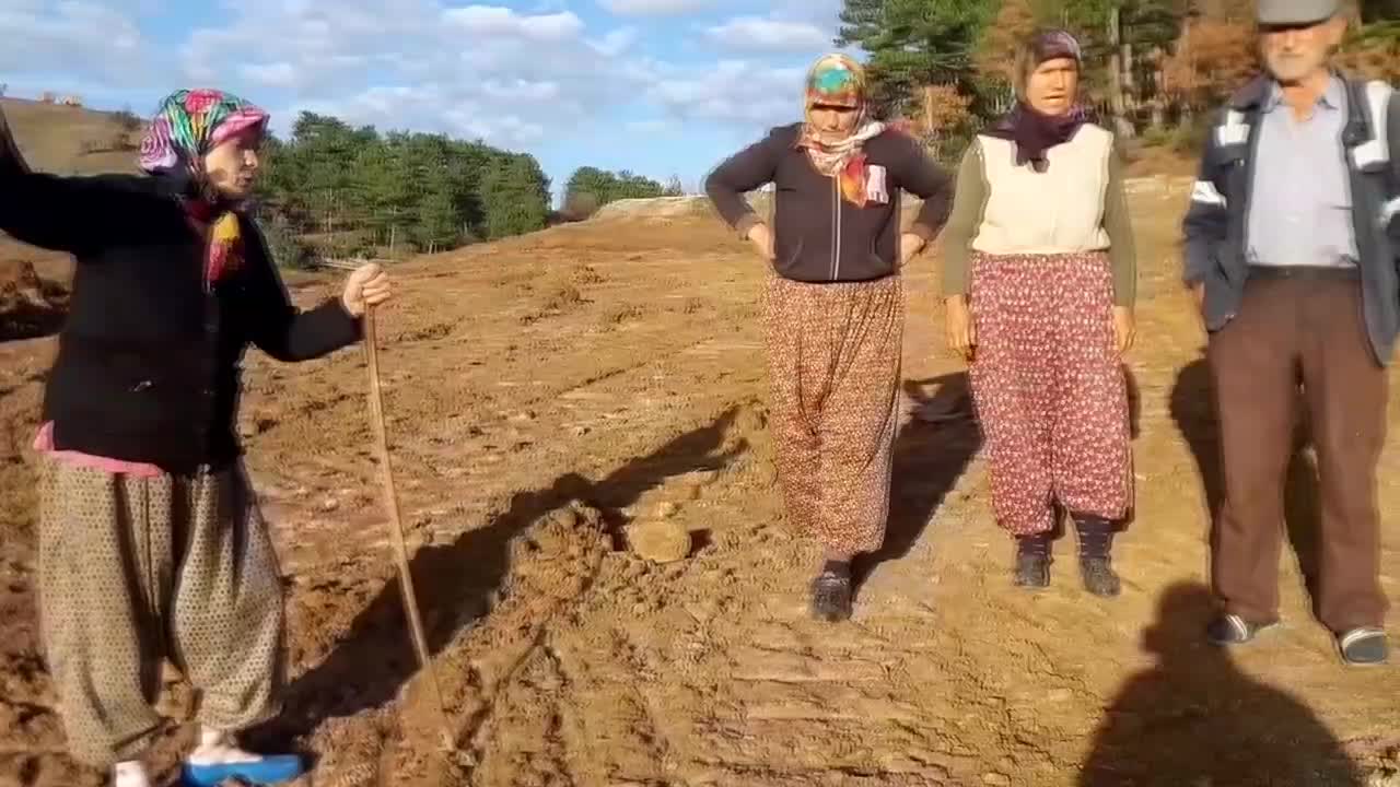 ÖRENCİK’TE ALTIN MADENİ AÇILACAK TARIM ARAZİSİNE İŞ MAKİNELERİ GİRDİ... HANİFE AKÇAKAYA: "KİRAZ AĞAÇLARIM, ELMALARIM, ERİKLERİM, ASMAM, HEPSİ ENKAZIN ALTINDA KALDI. 20 YILDAN BERİ SİZE OY VERİYORUM BEN”