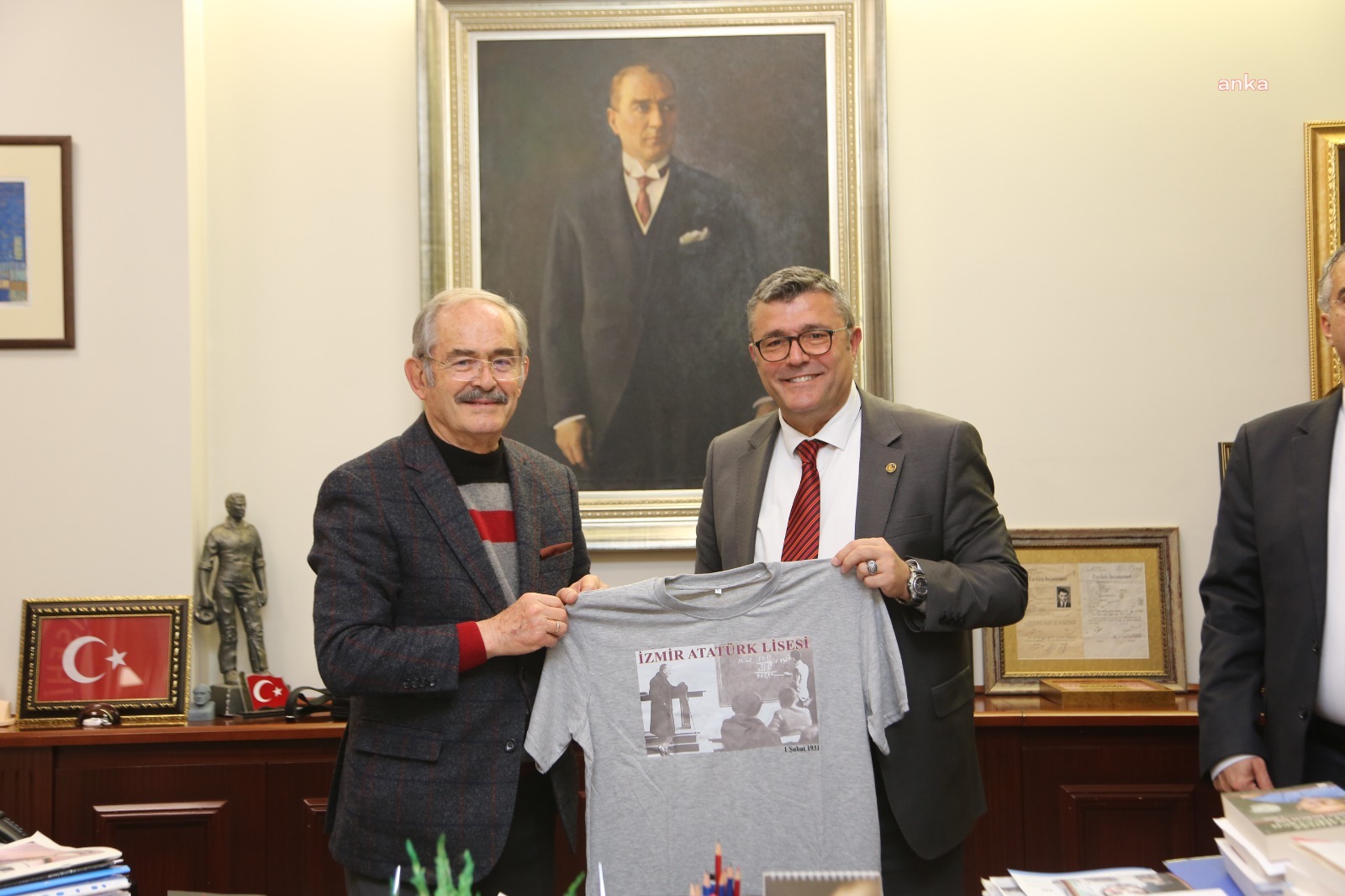 İZMİR ATATÜRK LİSESİ MEZUNLARINDAN YILMAZ BÜYÜKERŞEN’E ZİYARET