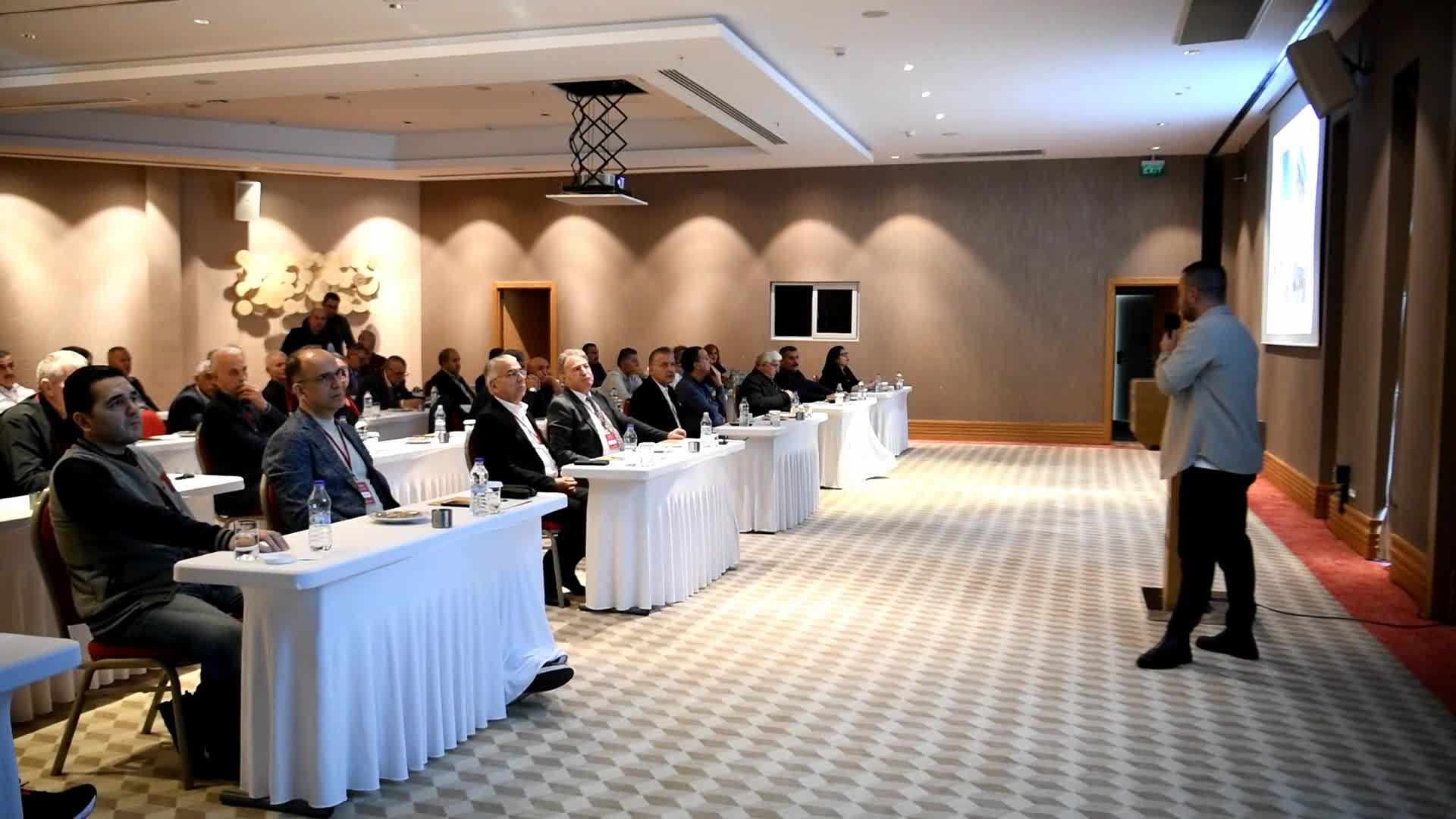 BORNOVA BELEDİYESİ'NDEN İLÇE MUHTARLARIYLA YIL SONU DEĞERLENDİRME TOPLANTISI