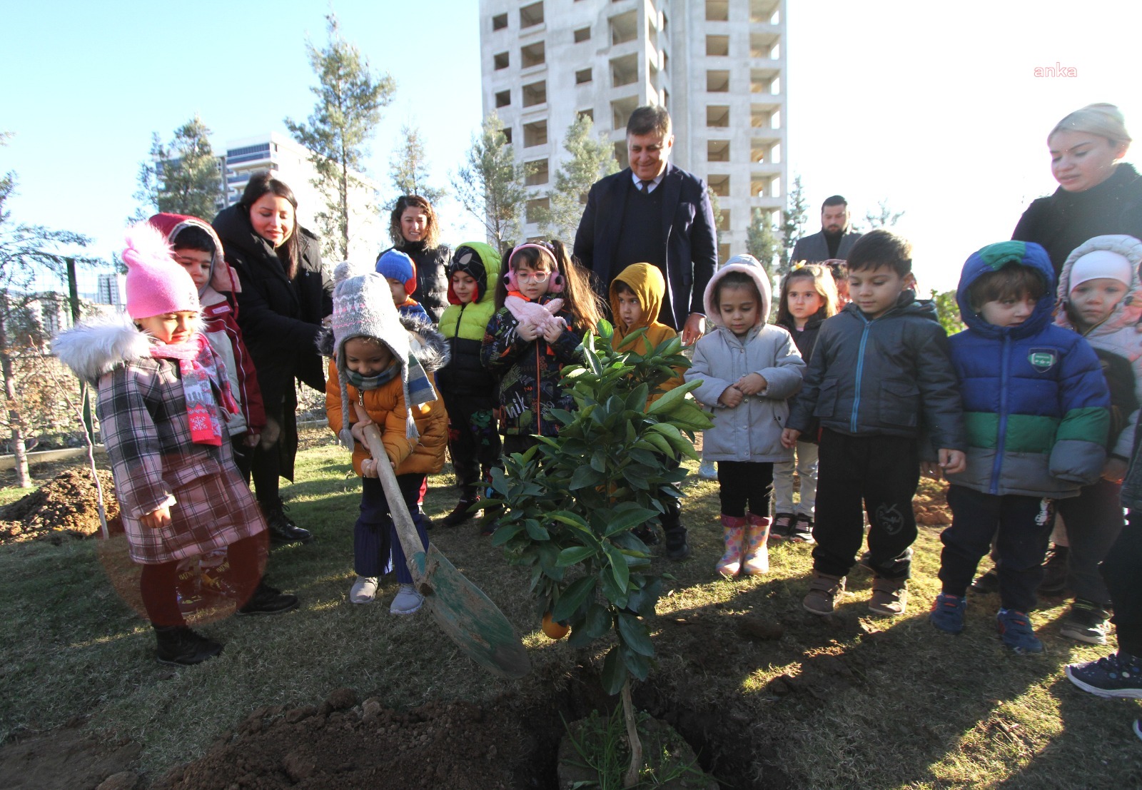 BAŞKAN TUGAY, MİNİKLERLE FİDAN DİKTİ
