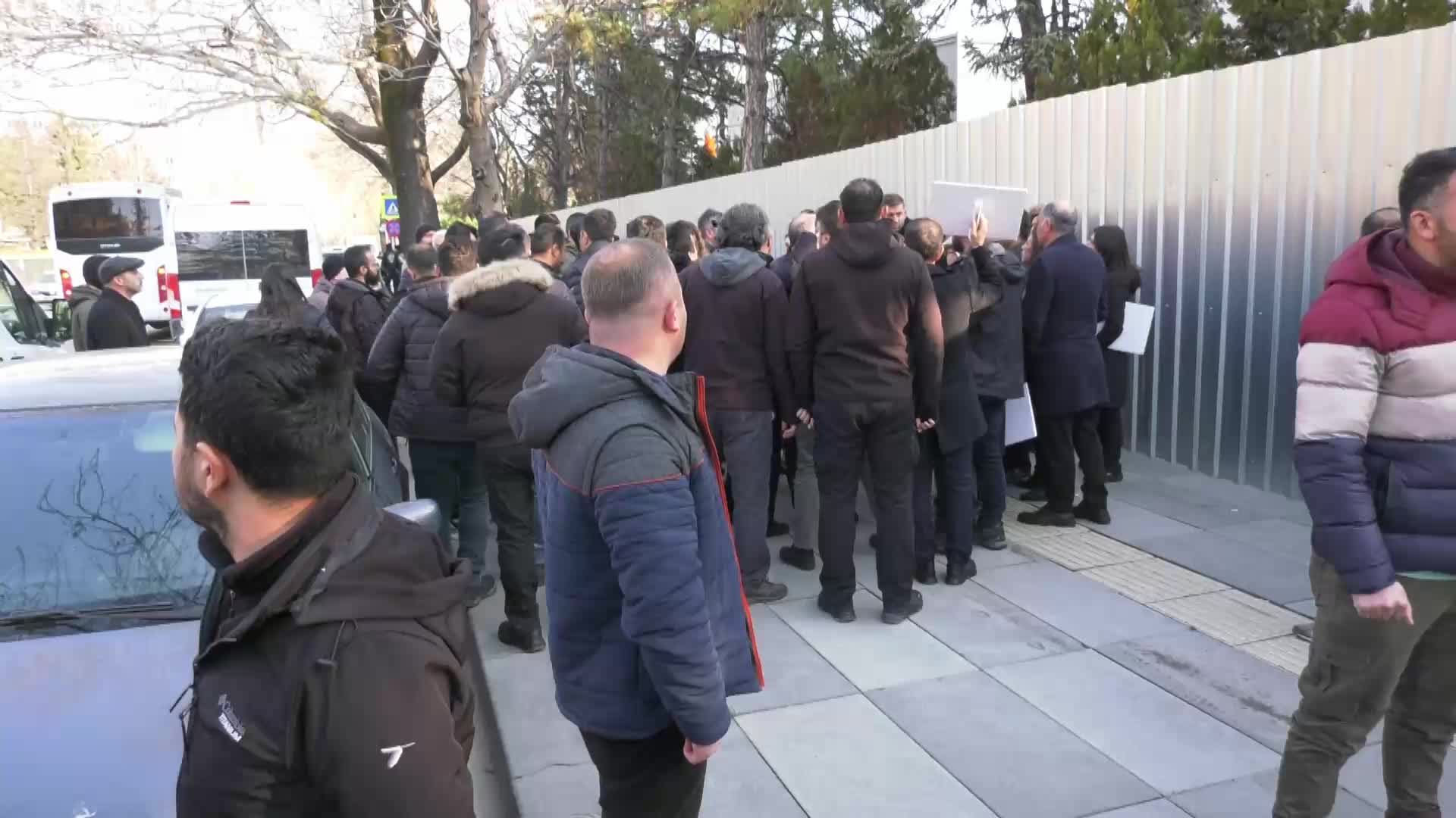 HDP’Lİ MİLLETVEKİLLERİNİN ‘TECRİDE’ KARŞI ADALET BAKANLIĞI ÖNÜNDE YAPMAK İSTEDİĞİ OTURMA EYLEMİNE İZİN VERİLMEDİ… HDP’Lİ ÖZTÜRK: “SONUÇ ALINCAYA KADAR ADALET BAKANLIĞI ÖNÜNDE YER ALACAĞIZ”
