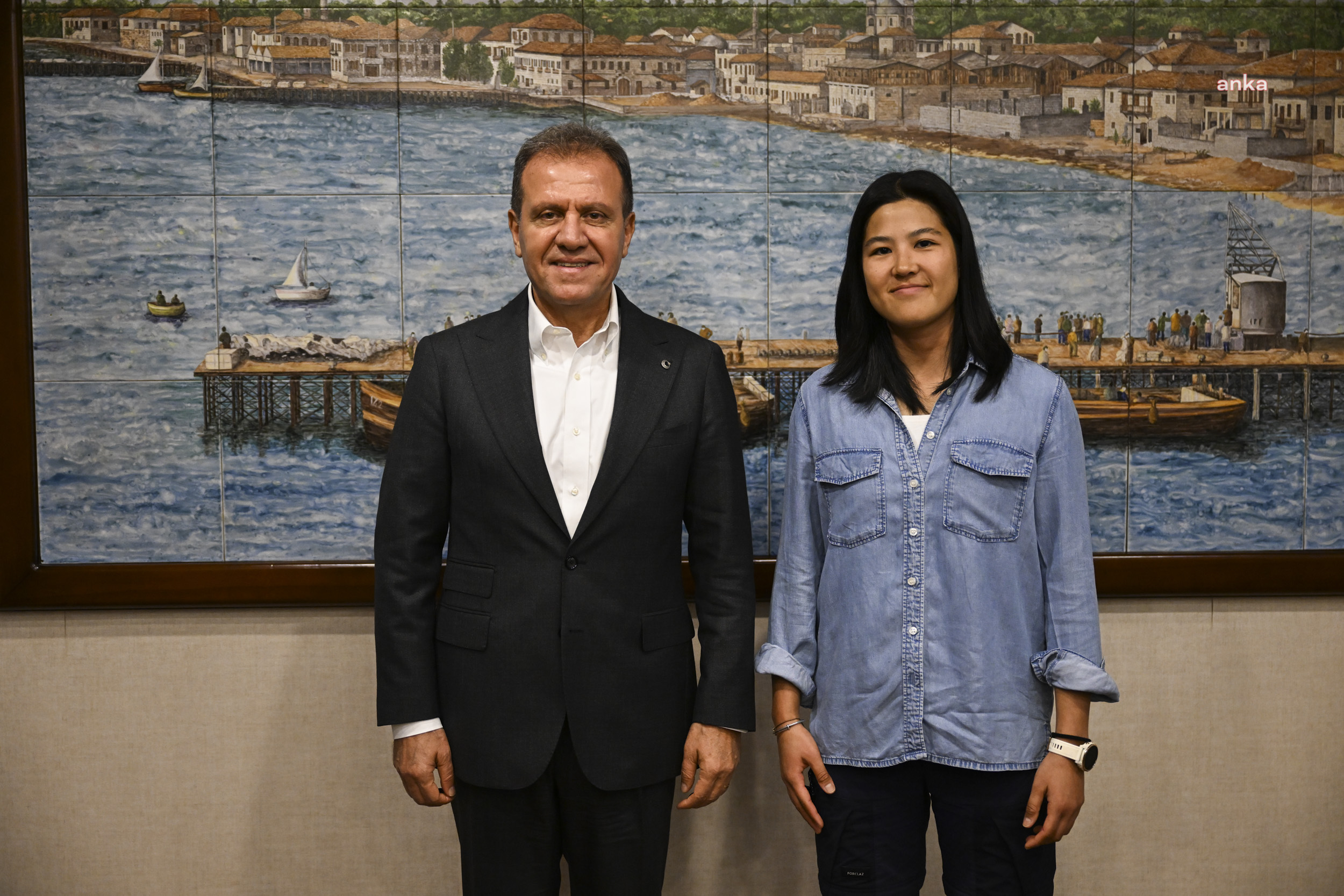 İSPANYOL GEZGİN SARA QİU, VAHAP SEÇER'İ ZİYARET ETTİ