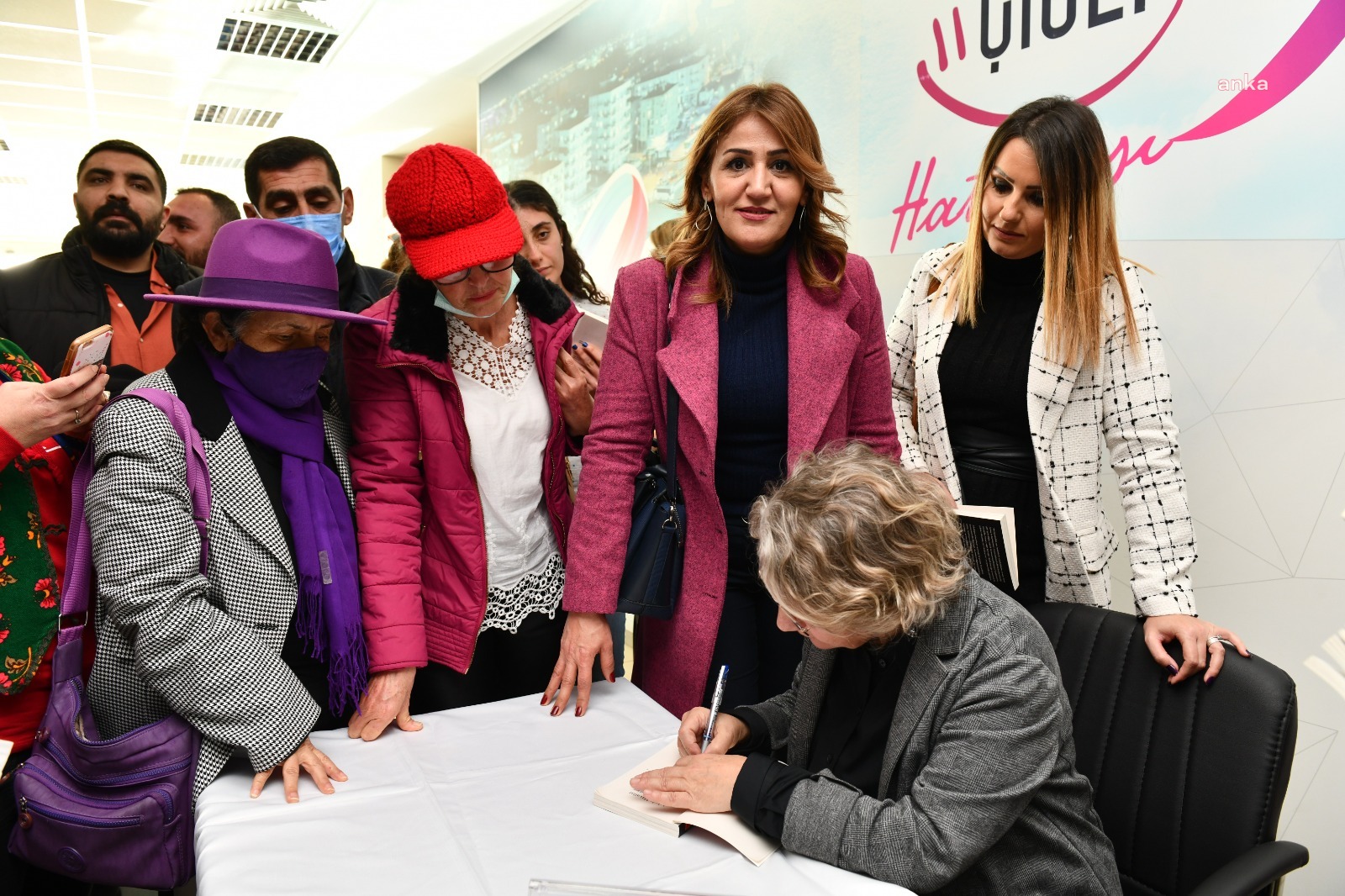 ÇİĞLİ BELEDİYESİ, HACER FOGGO’NUN SÖYLEŞİ VE İMZA GÜNÜNE EV SAHİPLİĞİ YAPTI